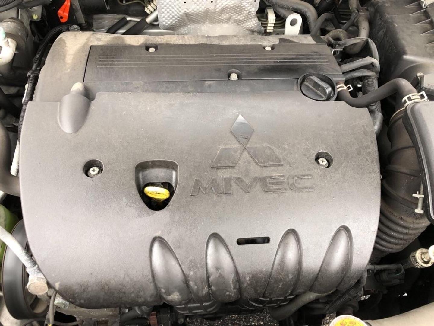 2008 SILVER MITSUBISHI OUTLANDER ES (JA4LS21W48Z) with an 2.4L engine, Automatic transmission, located at 1708 Broadway, Rockford, IL, 61104, (815) 397-5010, 42.252522, -89.069359 - Photo#9