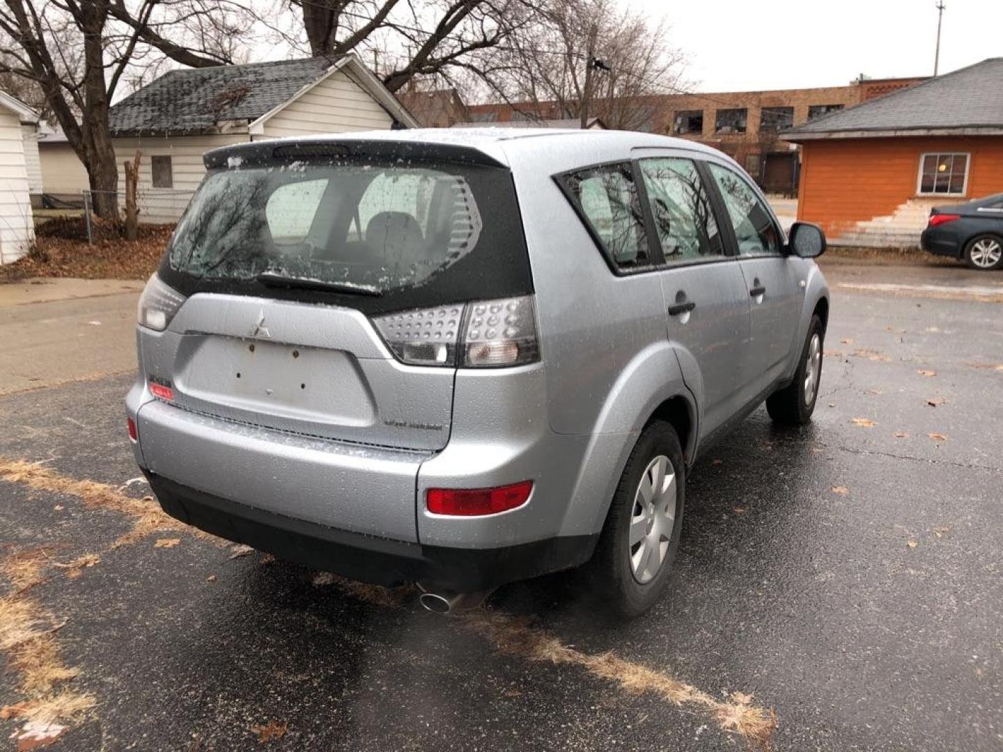 2008 SILVER MITSUBISHI OUTLANDER ES (JA4LS21W48Z) with an 2.4L engine, Automatic transmission, located at 1708 Broadway, Rockford, IL, 61104, (815) 397-5010, 42.252522, -89.069359 - Photo#2
