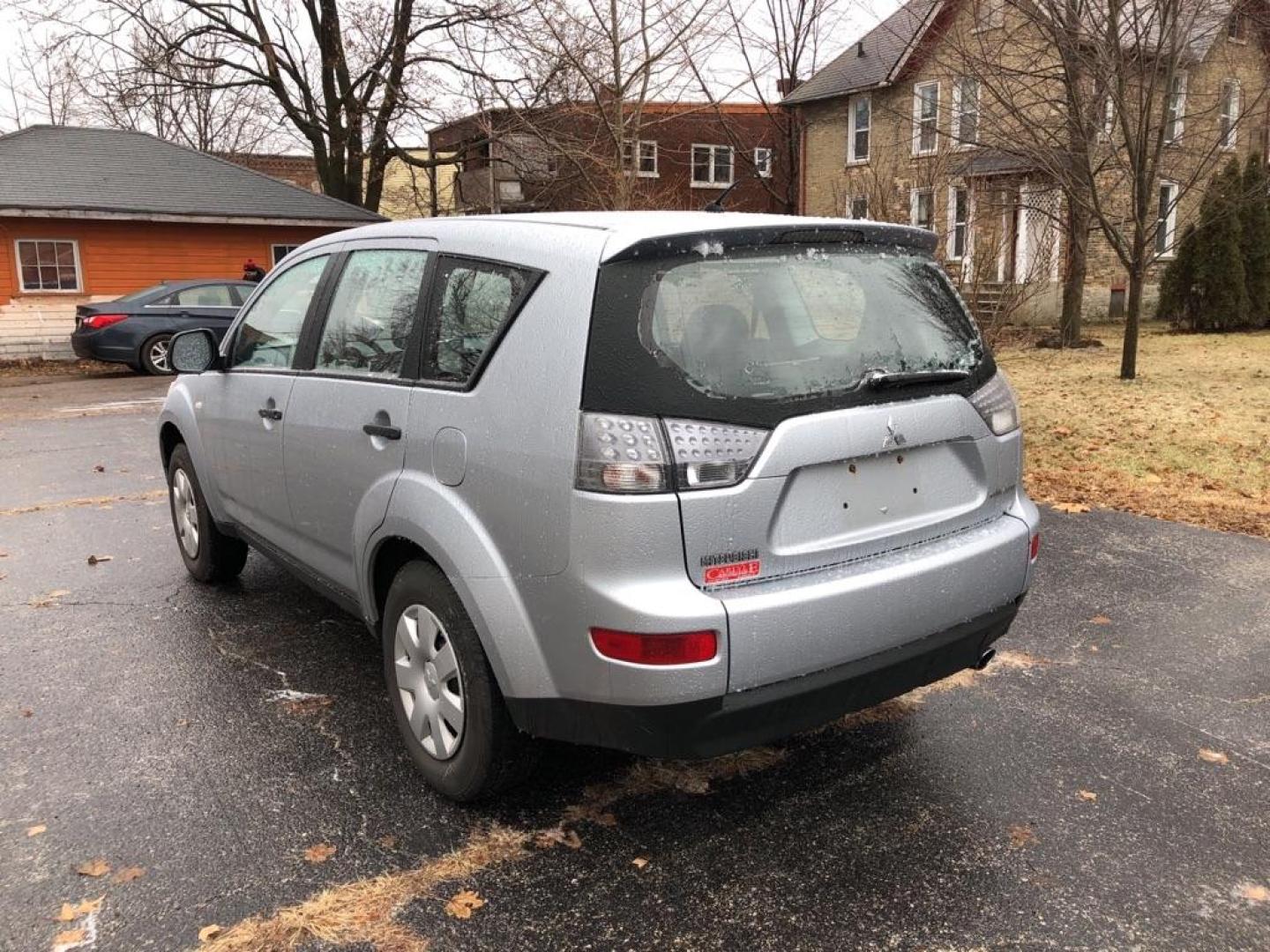 2008 SILVER MITSUBISHI OUTLANDER ES (JA4LS21W48Z) with an 2.4L engine, Automatic transmission, located at 1708 Broadway, Rockford, IL, 61104, (815) 397-5010, 42.252522, -89.069359 - Photo#3