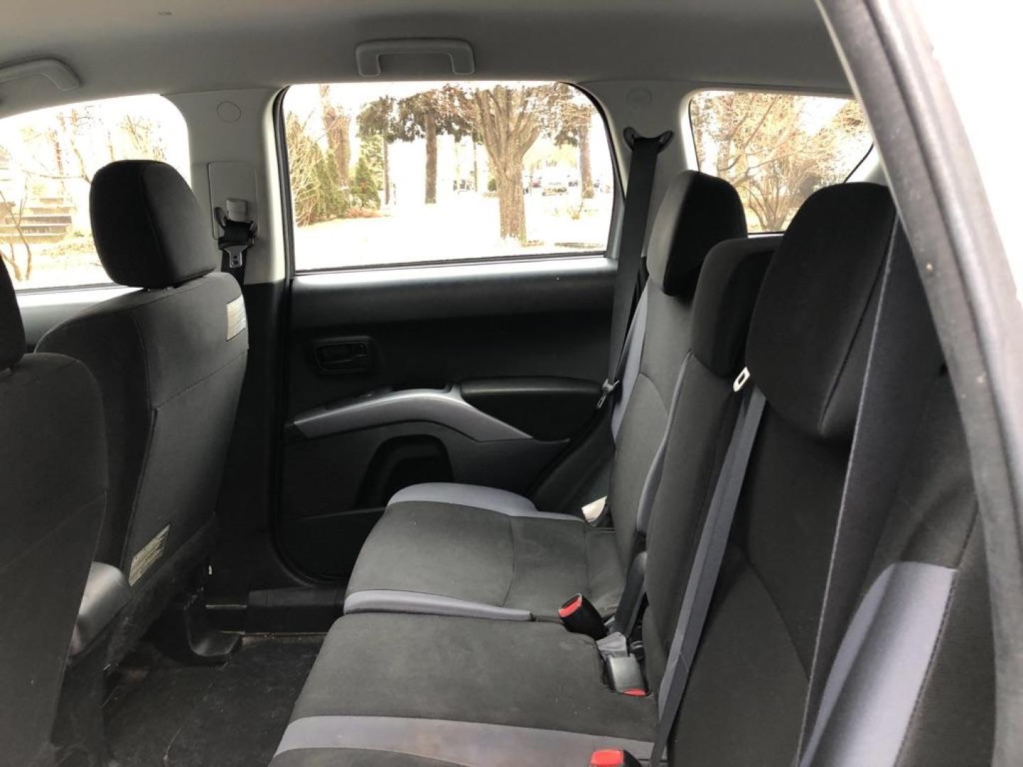 2008 SILVER MITSUBISHI OUTLANDER ES (JA4LS21W48Z) with an 2.4L engine, Automatic transmission, located at 1708 Broadway, Rockford, IL, 61104, (815) 397-5010, 42.252522, -89.069359 - Photo#4