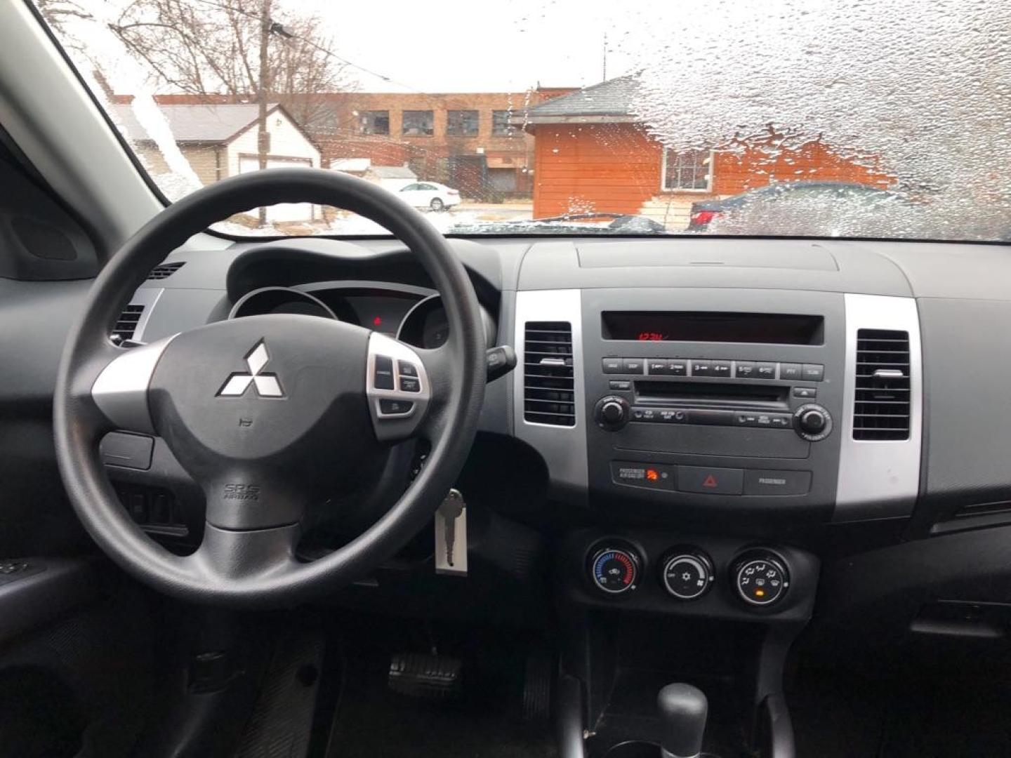 2008 SILVER MITSUBISHI OUTLANDER ES (JA4LS21W48Z) with an 2.4L engine, Automatic transmission, located at 1708 Broadway, Rockford, IL, 61104, (815) 397-5010, 42.252522, -89.069359 - Photo#5
