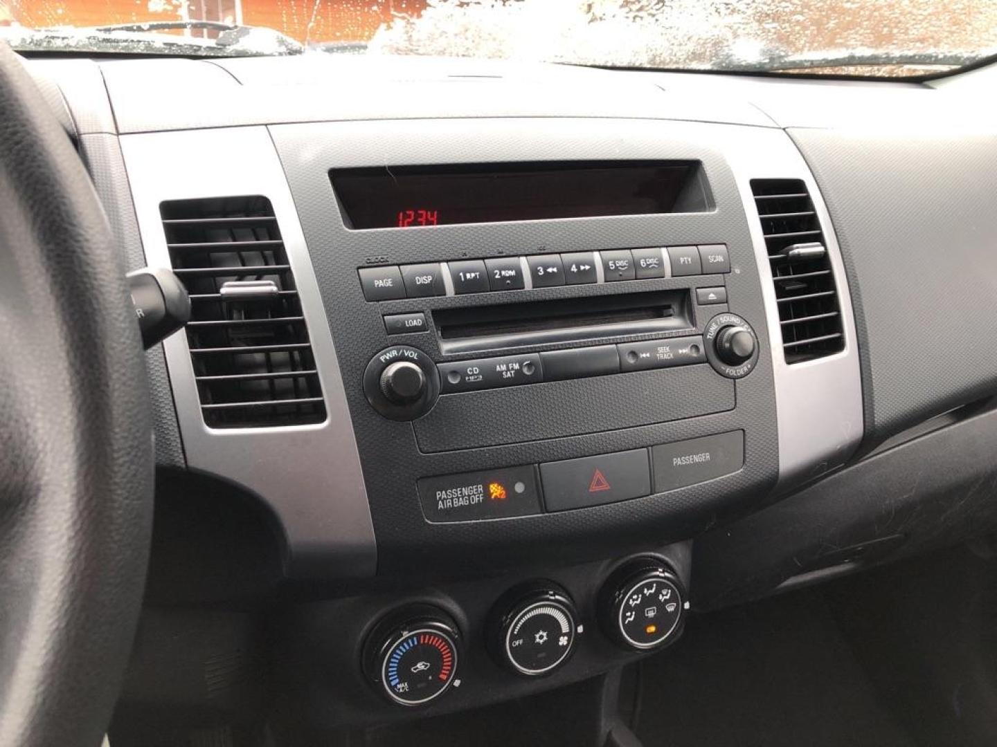 2008 SILVER MITSUBISHI OUTLANDER ES (JA4LS21W48Z) with an 2.4L engine, Automatic transmission, located at 1708 Broadway, Rockford, IL, 61104, (815) 397-5010, 42.252522, -89.069359 - Photo#6