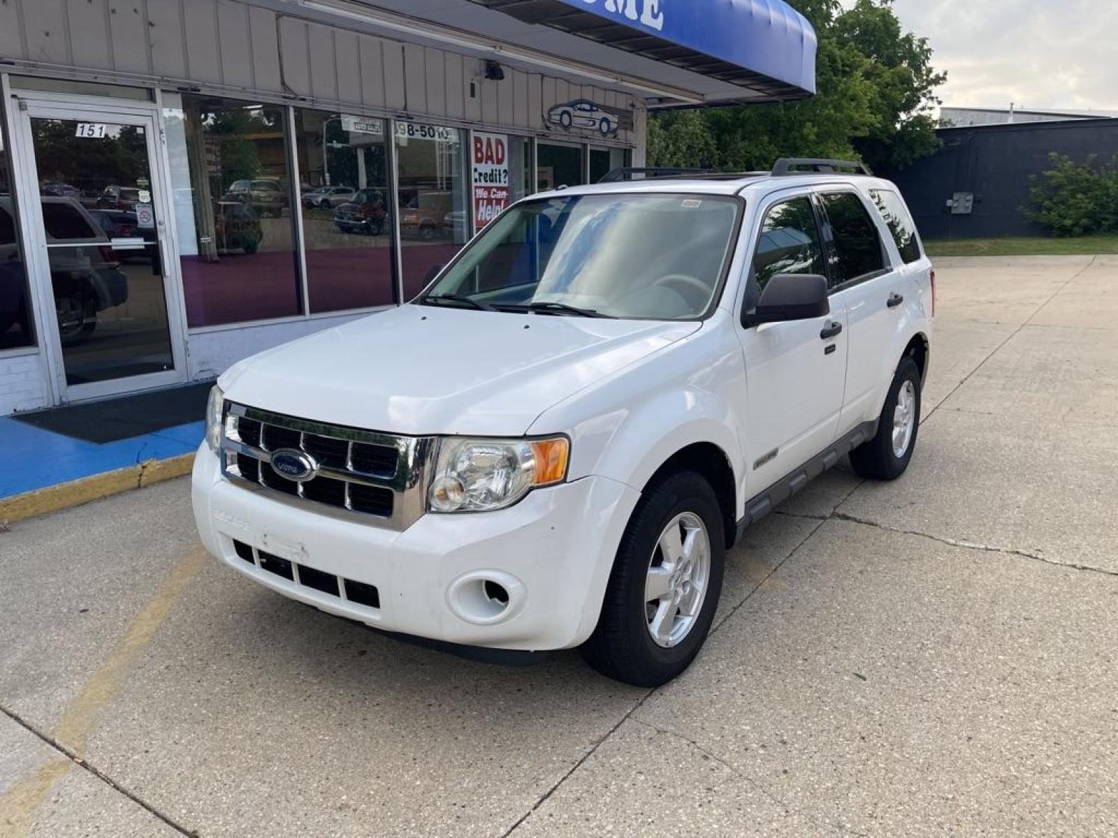 2008 WHITE FORD ESCAPE XLT (1FMCU03Z28K) with an 2.3L engine, Automatic transmission, located at 1708 Broadway, Rockford, IL, 61104, (815) 397-5010, 42.252522, -89.069359 - Photo #0