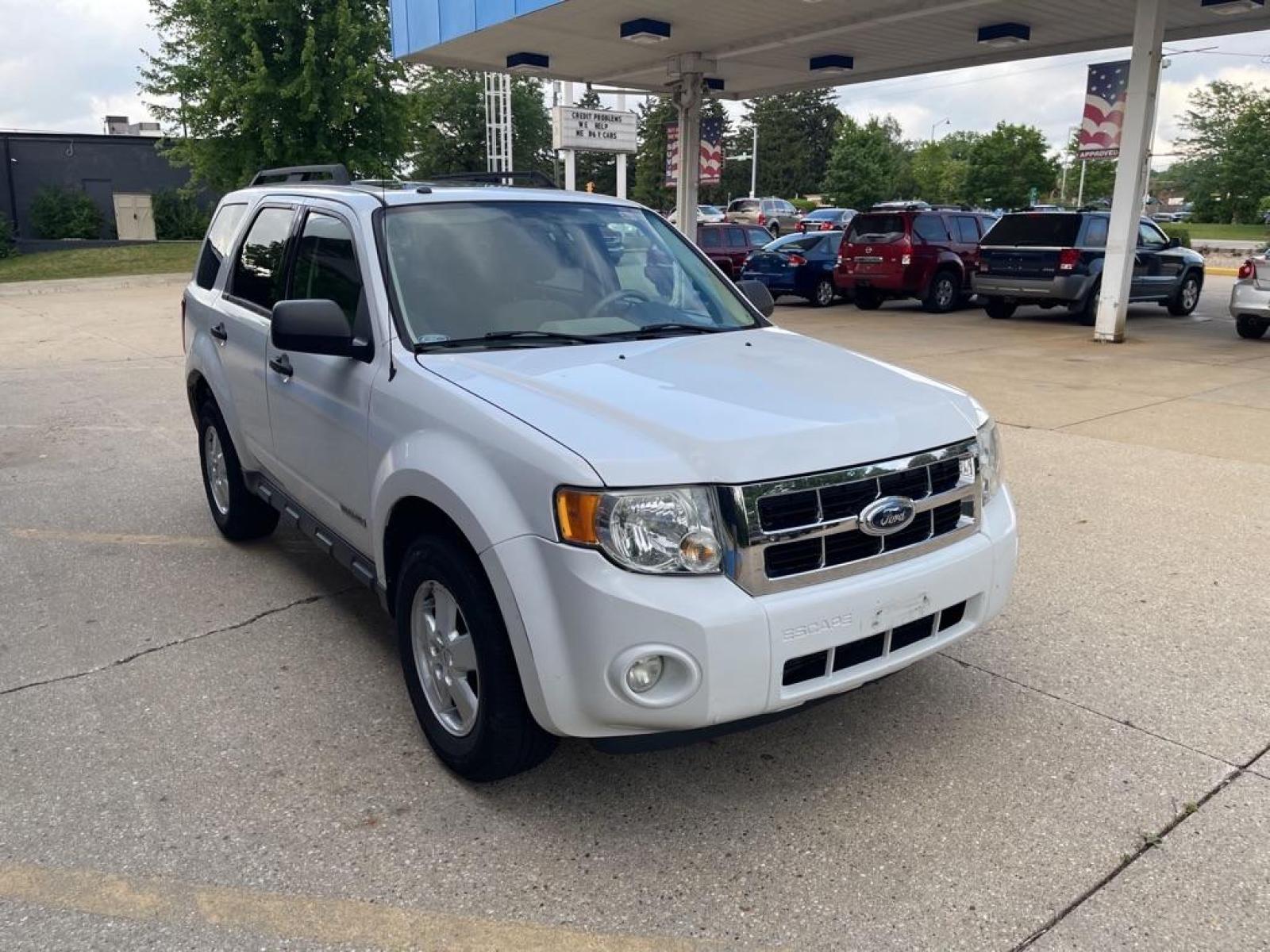 2008 WHITE FORD ESCAPE XLT (1FMCU03Z28K) with an 2.3L engine, Automatic transmission, located at 1708 Broadway, Rockford, IL, 61104, (815) 397-5010, 42.252522, -89.069359 - Photo #1