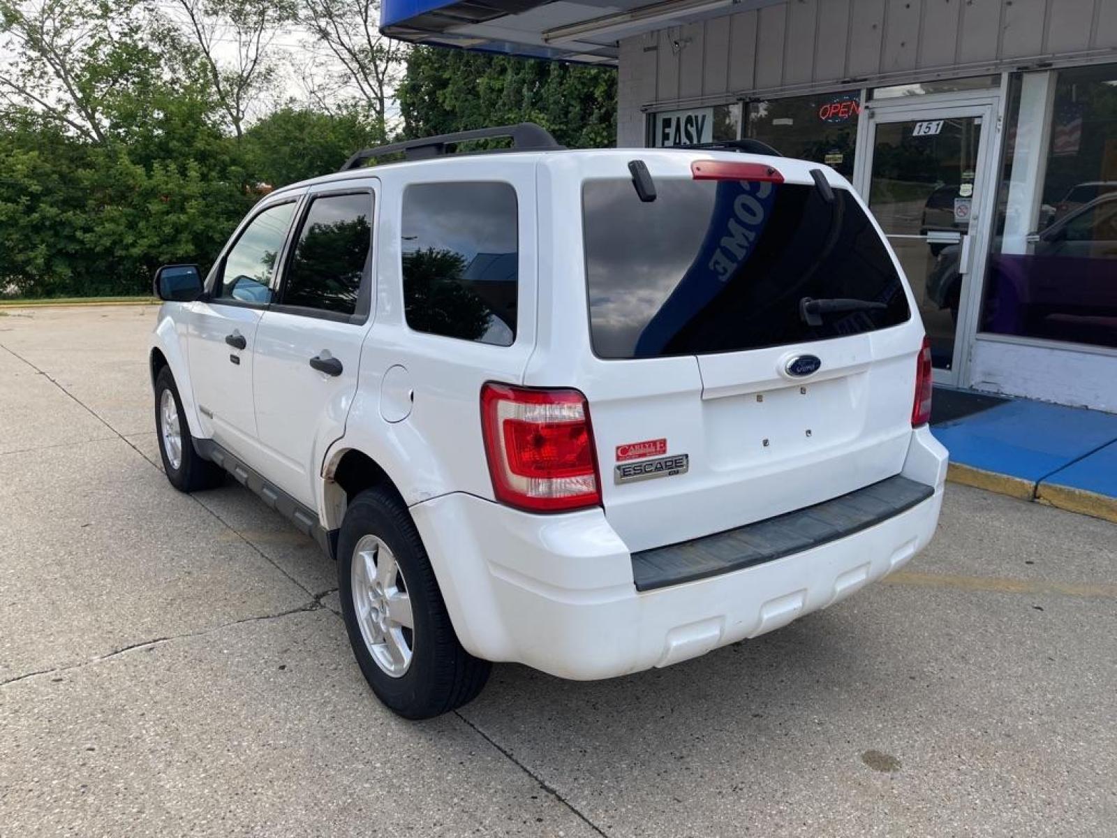 2008 WHITE FORD ESCAPE XLT (1FMCU03Z28K) with an 2.3L engine, Automatic transmission, located at 1708 Broadway, Rockford, IL, 61104, (815) 397-5010, 42.252522, -89.069359 - Photo #3