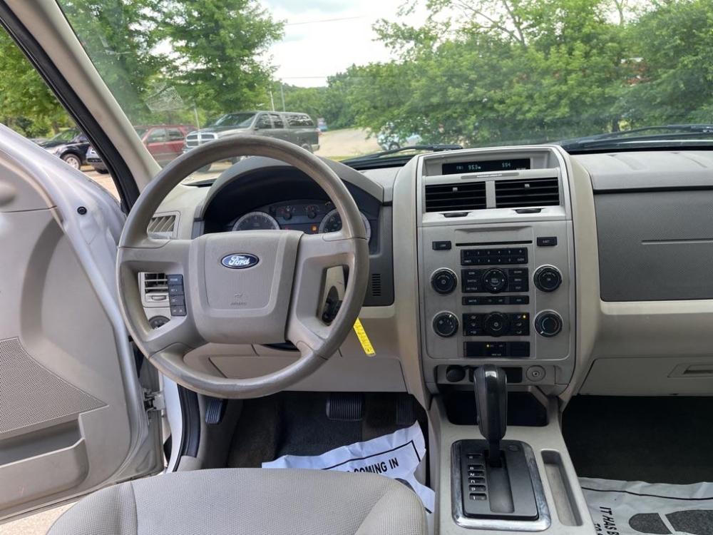 2008 WHITE FORD ESCAPE XLT (1FMCU03Z28K) with an 2.3L engine, Automatic transmission, located at 151 Alpine Road, Rockford, IL, 61108, (815) 398-5010, 42.212986, -89.029320 - Photo #5