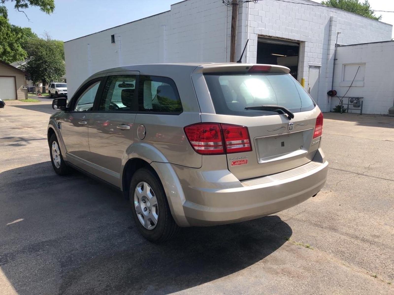 2009 GOLD DODGE JOURNEY SE (3D4GG47B69T) with an 2.4L engine, Automatic transmission, located at 1708 Broadway, Rockford, IL, 61104, (815) 397-5010, 42.252522, -89.069359 - Photo #2