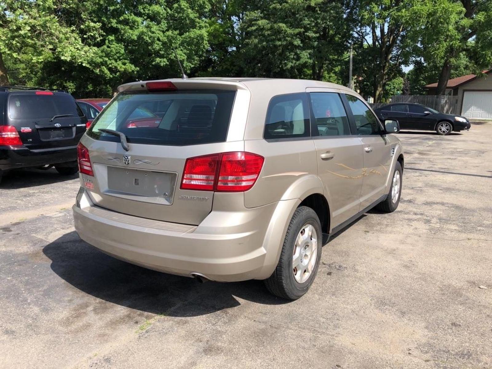2009 GOLD DODGE JOURNEY SE (3D4GG47B69T) with an 2.4L engine, Automatic transmission, located at 1708 Broadway, Rockford, IL, 61104, (815) 397-5010, 42.252522, -89.069359 - Photo #3