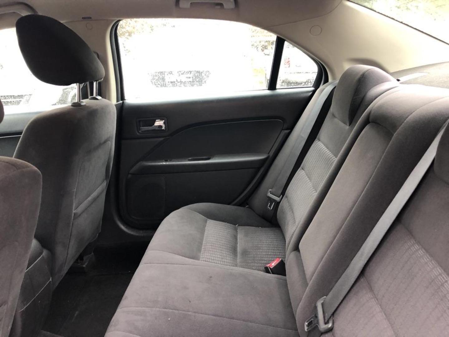 2009 BLUE FORD FUSION SE (3FAHP07129R) with an 3.0L engine, Automatic transmission, located at 1708 Broadway, Rockford, IL, 61104, (815) 397-5010, 42.252522, -89.069359 - Photo#4