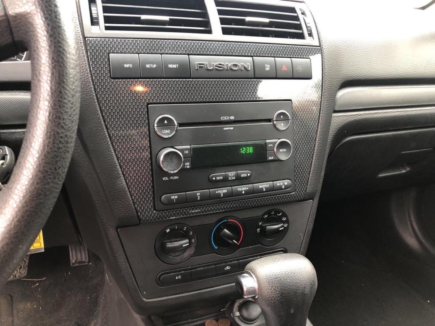 2009 BLUE FORD FUSION SE (3FAHP07129R) with an 3.0L engine, Automatic transmission, located at 1708 Broadway, Rockford, IL, 61104, (815) 397-5010, 42.252522, -89.069359 - Photo#6