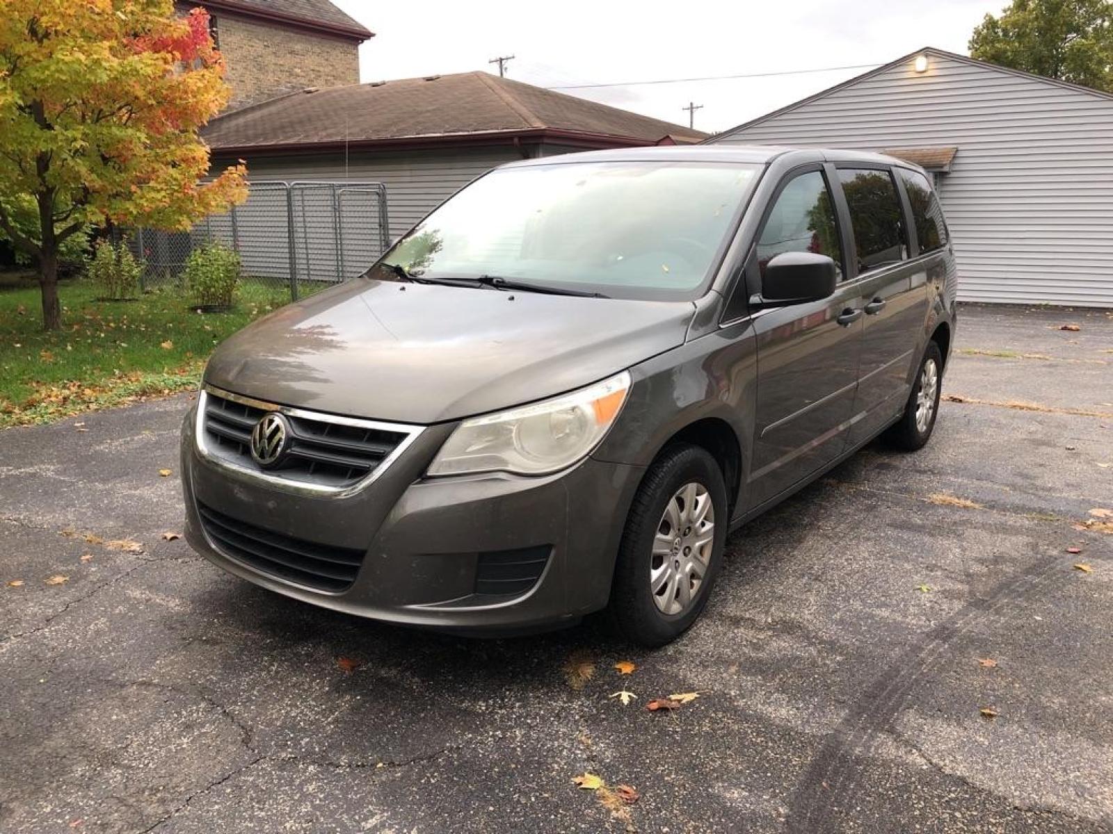 2010 GRAY VOLKSWAGEN ROUTAN S (2V4RW4D14AR) with an 3.8L engine, Automatic transmission, located at 1708 Broadway, Rockford, IL, 61104, (815) 397-5010, 42.252522, -89.069359 - Photo #0