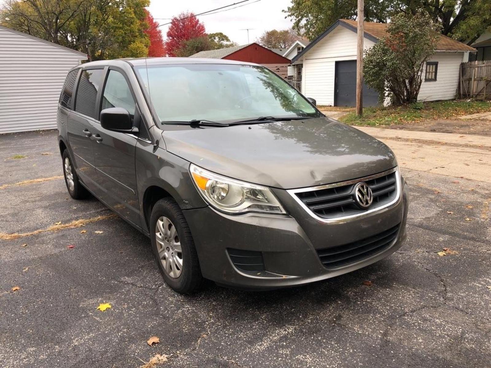 2010 GRAY VOLKSWAGEN ROUTAN S (2V4RW4D14AR) with an 3.8L engine, Automatic transmission, located at 1708 Broadway, Rockford, IL, 61104, (815) 397-5010, 42.252522, -89.069359 - Photo #1