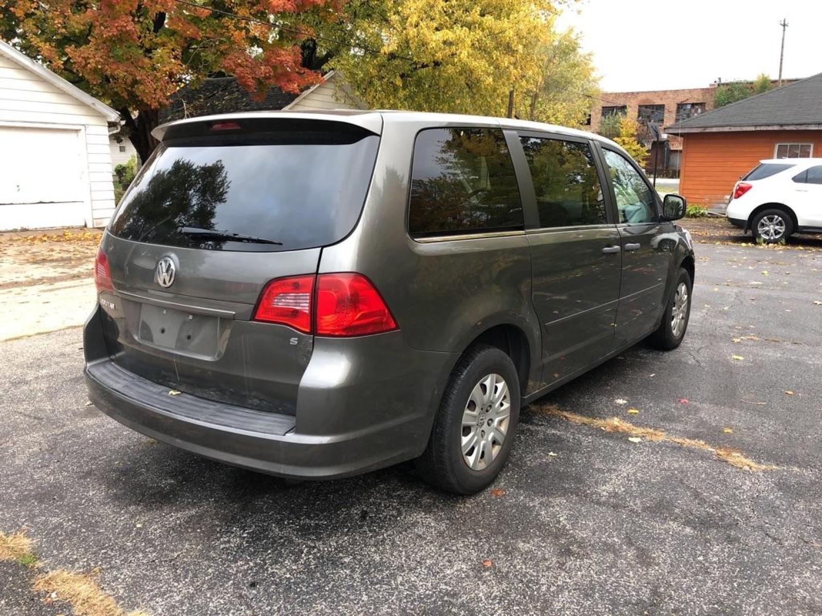 2010 GRAY VOLKSWAGEN ROUTAN S (2V4RW4D14AR) with an 3.8L engine, Automatic transmission, located at 1708 Broadway, Rockford, IL, 61104, (815) 397-5010, 42.252522, -89.069359 - Photo #2