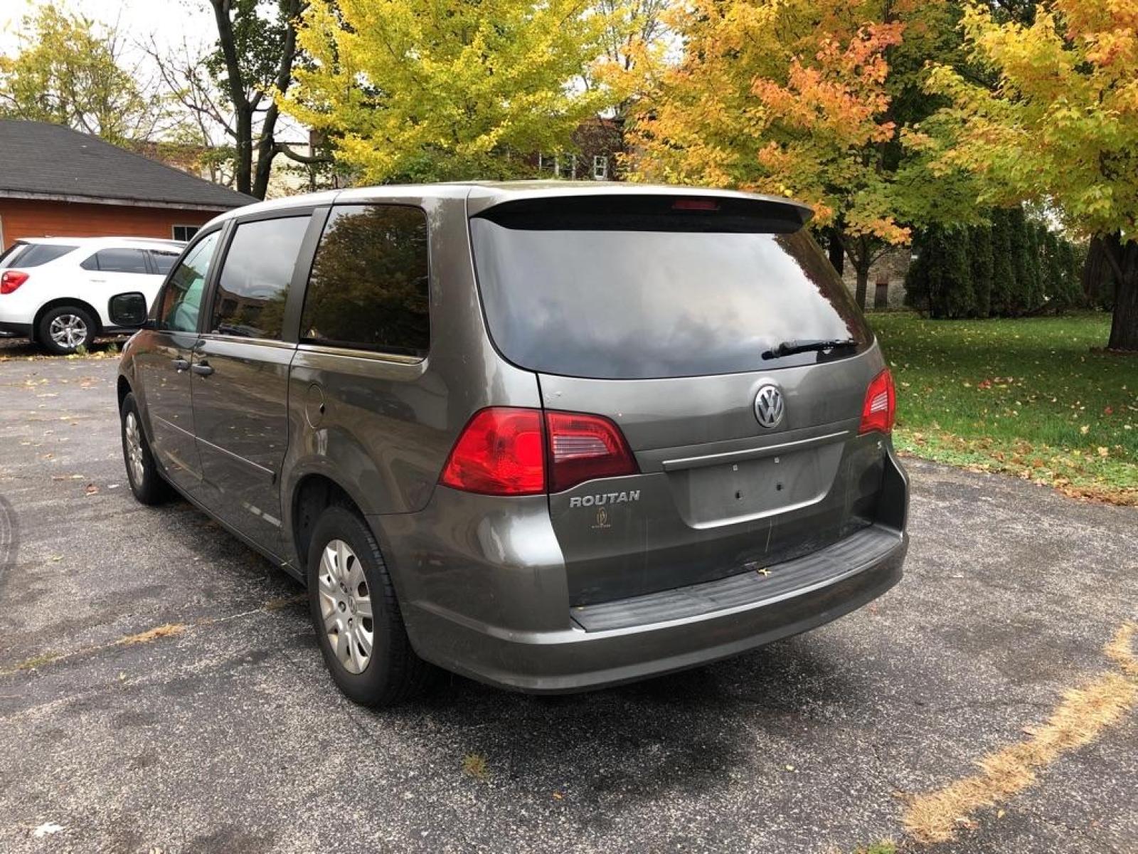 2010 GRAY VOLKSWAGEN ROUTAN S (2V4RW4D14AR) with an 3.8L engine, Automatic transmission, located at 1708 Broadway, Rockford, IL, 61104, (815) 397-5010, 42.252522, -89.069359 - Photo #3