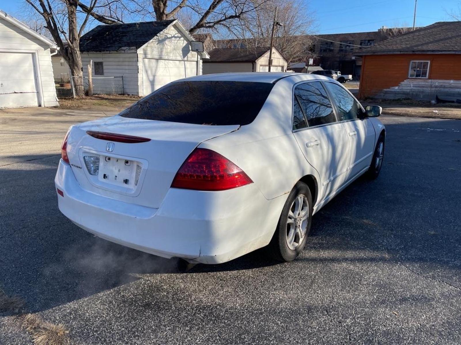 2007 WHITE HONDA ACCORD SE (1HGCM56357A) with an 2.4L engine, Automatic transmission, located at 1708 Broadway, Rockford, IL, 61104, (815) 397-5010, 42.252522, -89.069359 - Photo #2