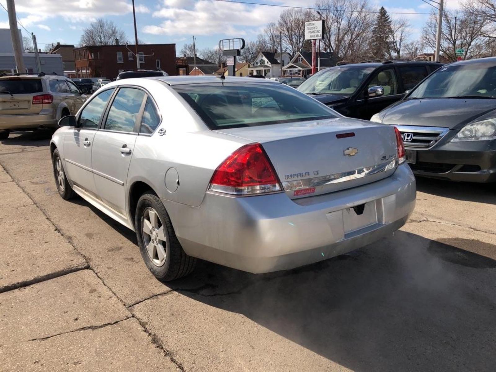 2009 SILVER CHEVROLET IMPALA 1LT (2G1WT57K491) with an 3.5L engine, Automatic transmission, located at 1708 Broadway, Rockford, IL, 61104, (815) 397-5010, 42.252522, -89.069359 - Photo #3