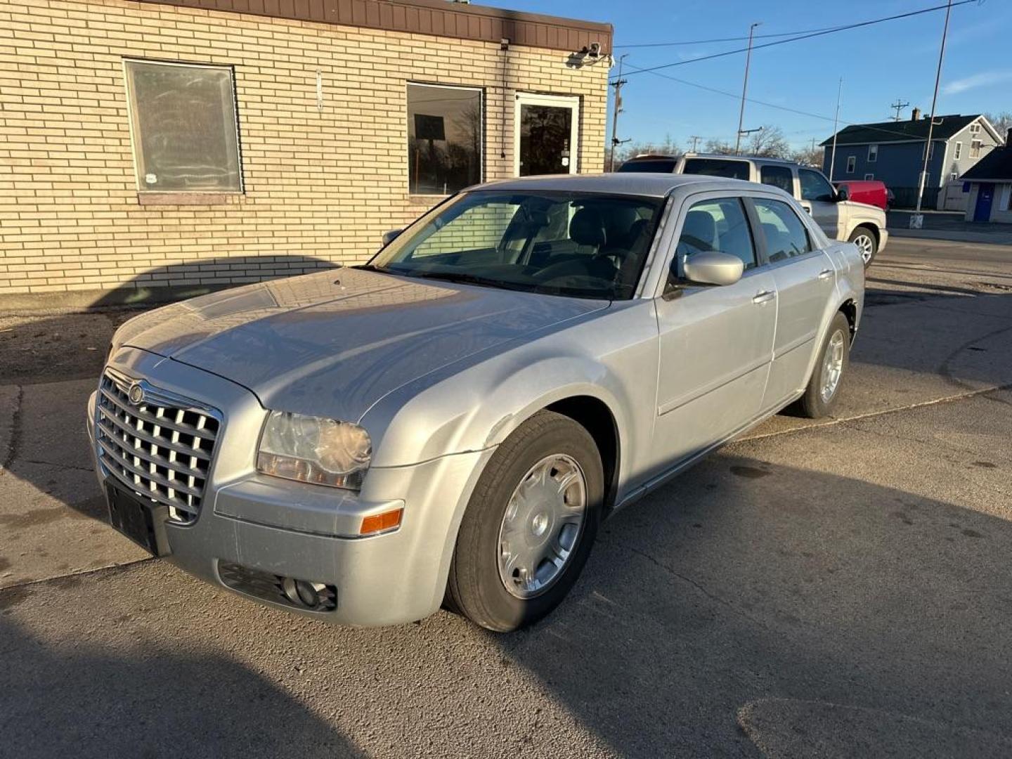 2005 SILVER CHRYSLER 300 TOURING (2C3JA53G35H) with an 3.5L engine, Automatic transmission, located at 1708 Broadway, Rockford, IL, 61104, (815) 397-5010, 42.252522, -89.069359 - Photo#0