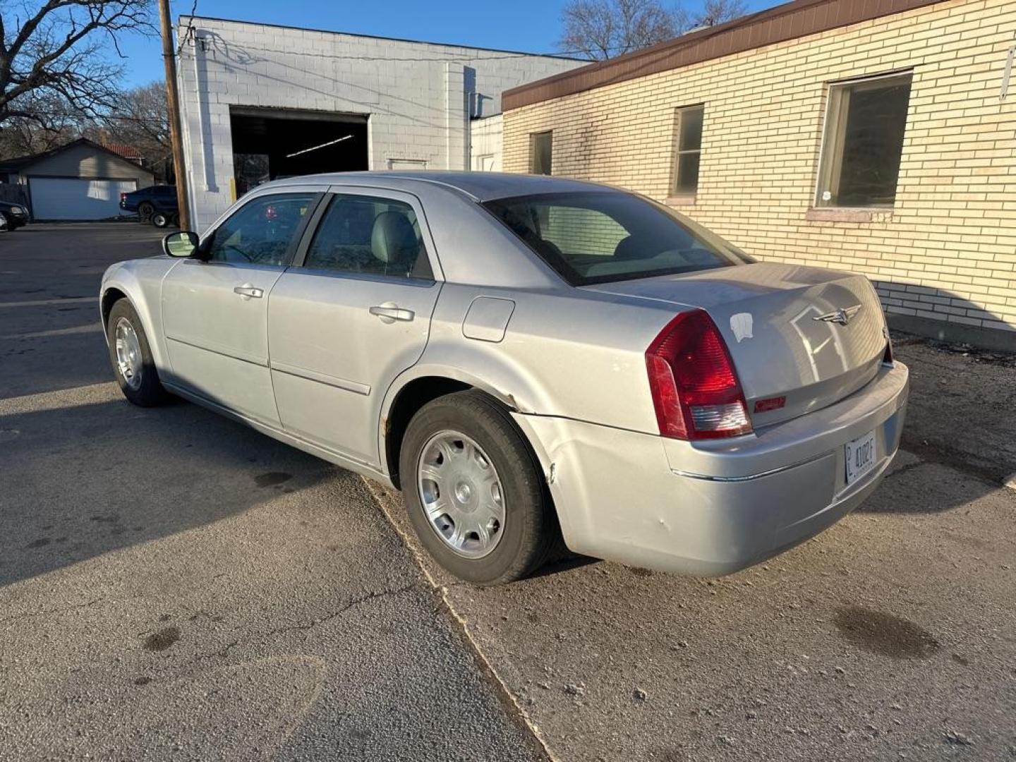 2005 SILVER CHRYSLER 300 TOURING (2C3JA53G35H) with an 3.5L engine, Automatic transmission, located at 1708 Broadway, Rockford, IL, 61104, (815) 397-5010, 42.252522, -89.069359 - Photo#1