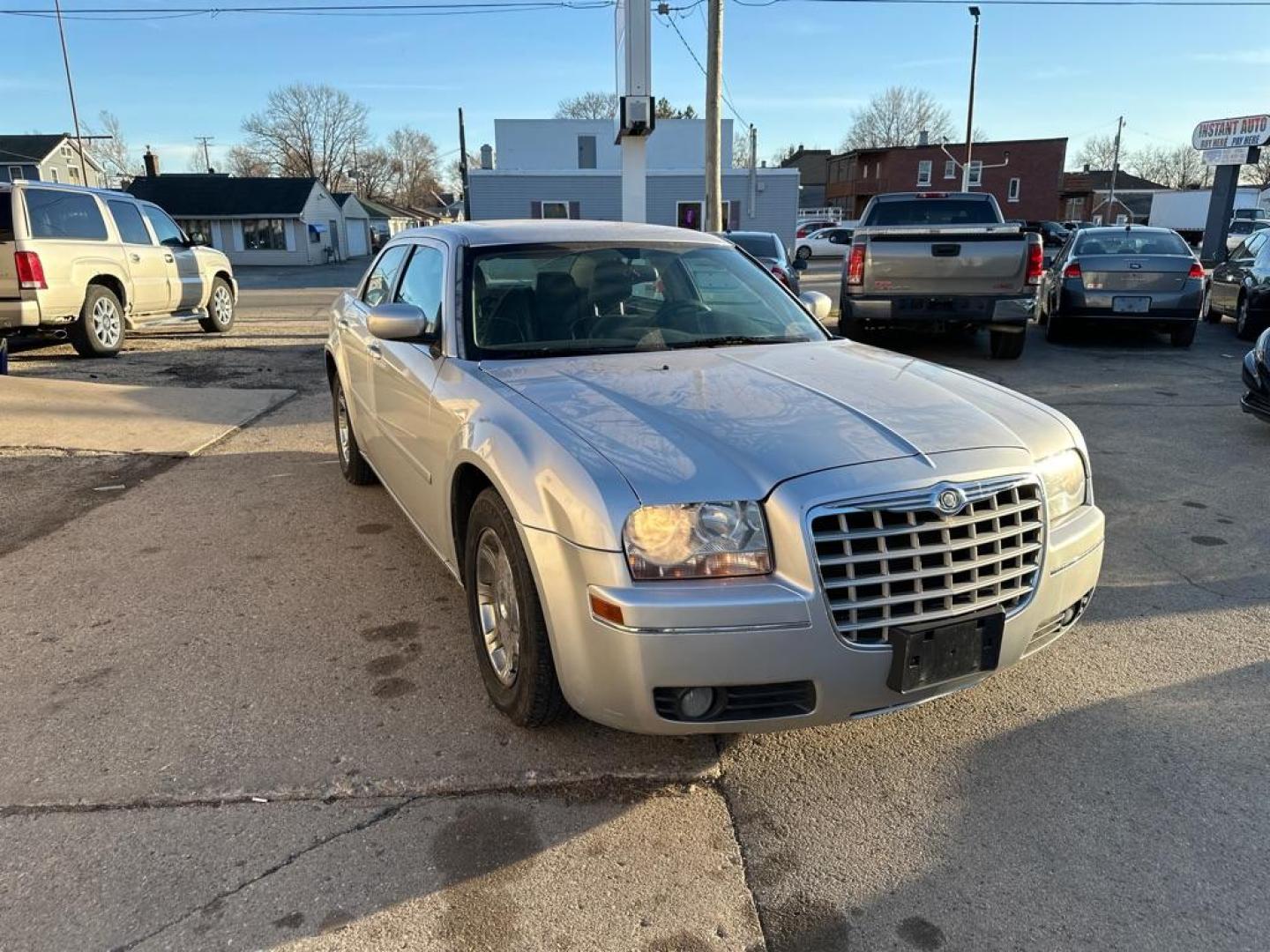 2005 SILVER CHRYSLER 300 TOURING (2C3JA53G35H) with an 3.5L engine, Automatic transmission, located at 1708 Broadway, Rockford, IL, 61104, (815) 397-5010, 42.252522, -89.069359 - Photo#2
