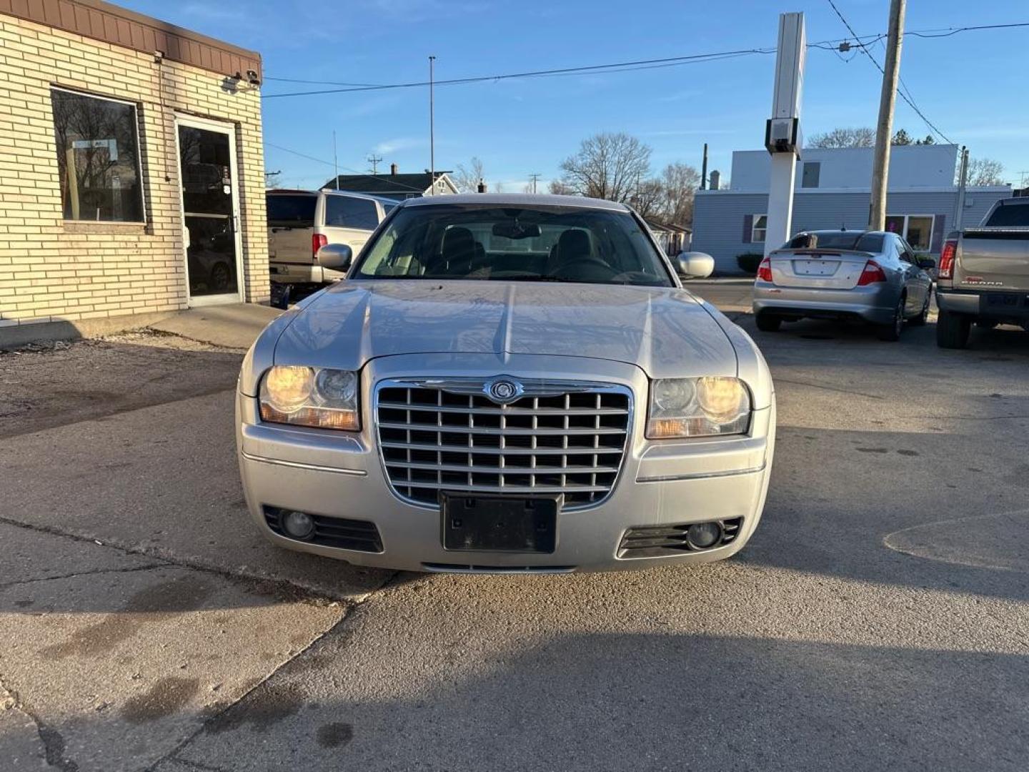 2005 SILVER CHRYSLER 300 TOURING (2C3JA53G35H) with an 3.5L engine, Automatic transmission, located at 1708 Broadway, Rockford, IL, 61104, (815) 397-5010, 42.252522, -89.069359 - Photo#3