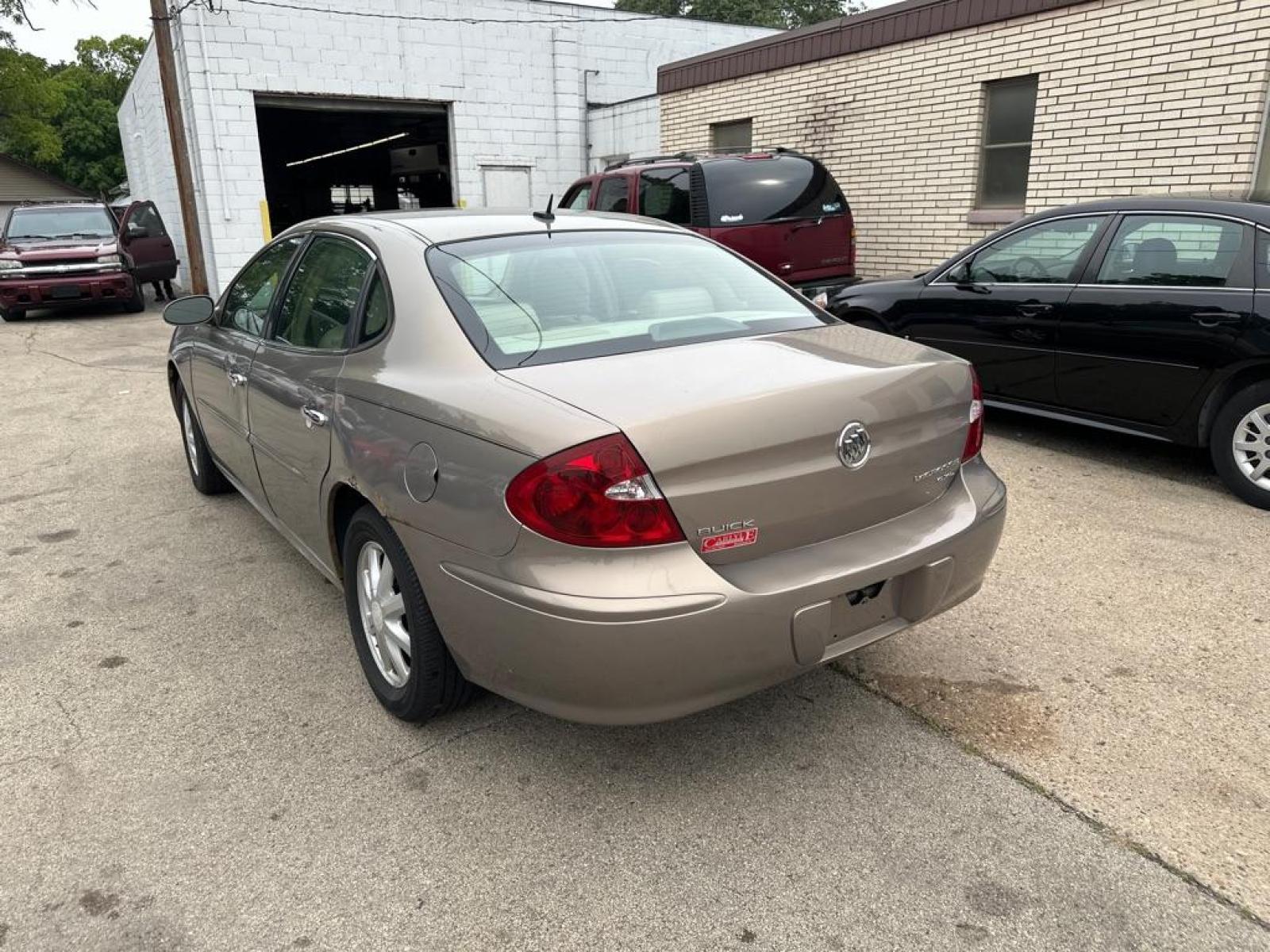 2006 GOLD BUICK LACROSSE CXL (2G4WD582561) with an 3.8L engine, Automatic transmission, located at 1708 Broadway, Rockford, IL, 61104, (815) 397-5010, 42.252522, -89.069359 - Photo #1