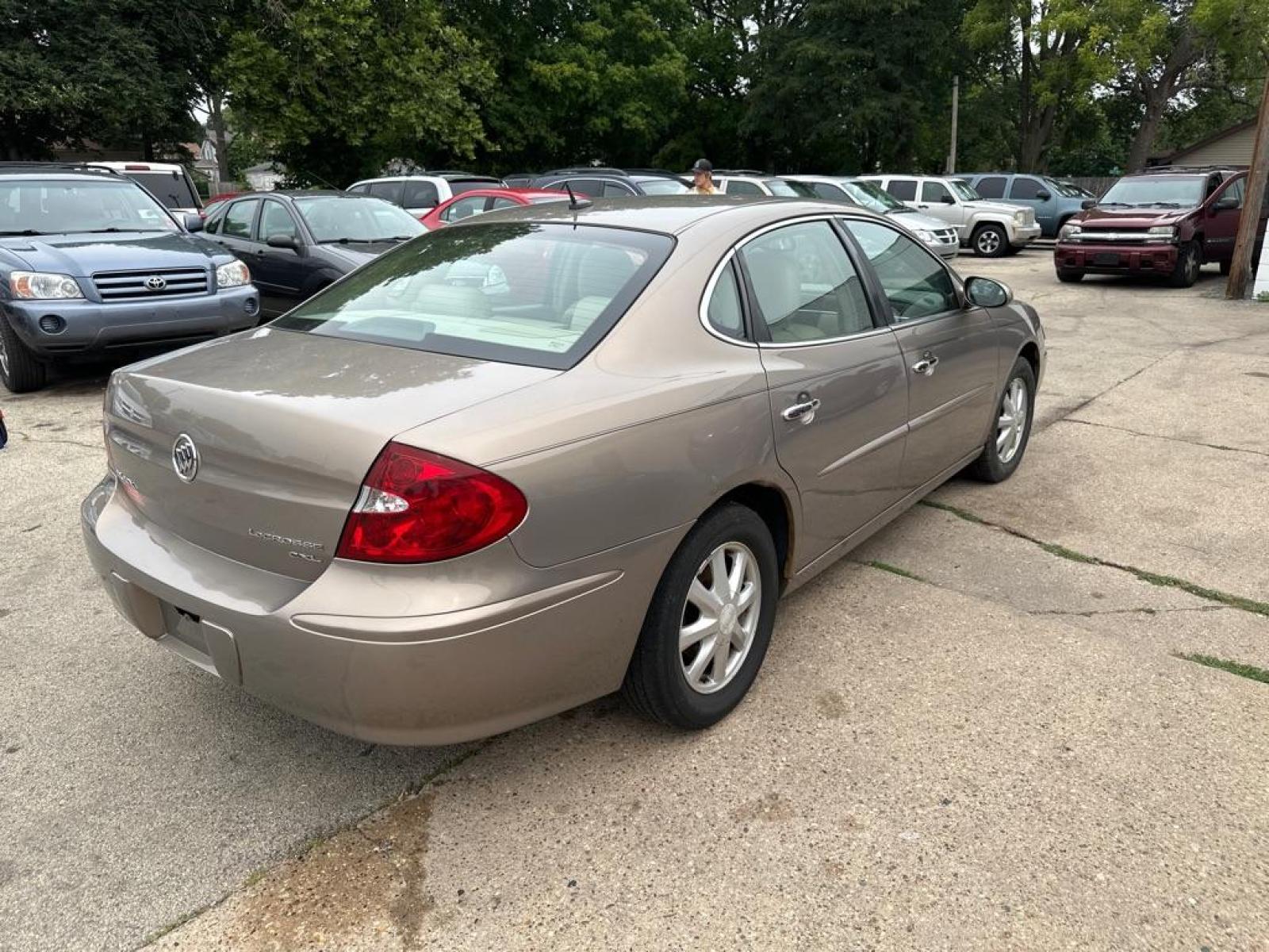 2006 GOLD BUICK LACROSSE CXL (2G4WD582561) with an 3.8L engine, Automatic transmission, located at 1708 Broadway, Rockford, IL, 61104, (815) 397-5010, 42.252522, -89.069359 - Photo #2