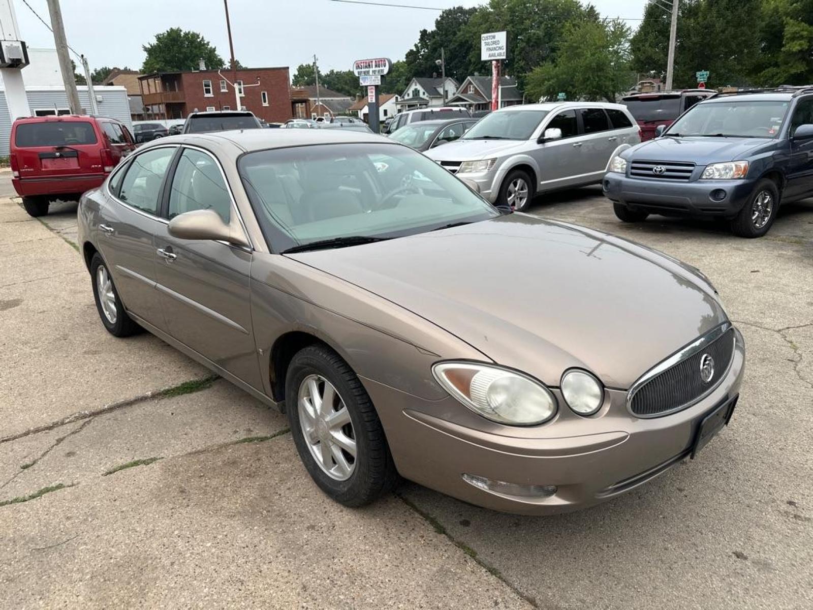 2006 GOLD BUICK LACROSSE CXL (2G4WD582561) with an 3.8L engine, Automatic transmission, located at 1708 Broadway, Rockford, IL, 61104, (815) 397-5010, 42.252522, -89.069359 - Photo #3