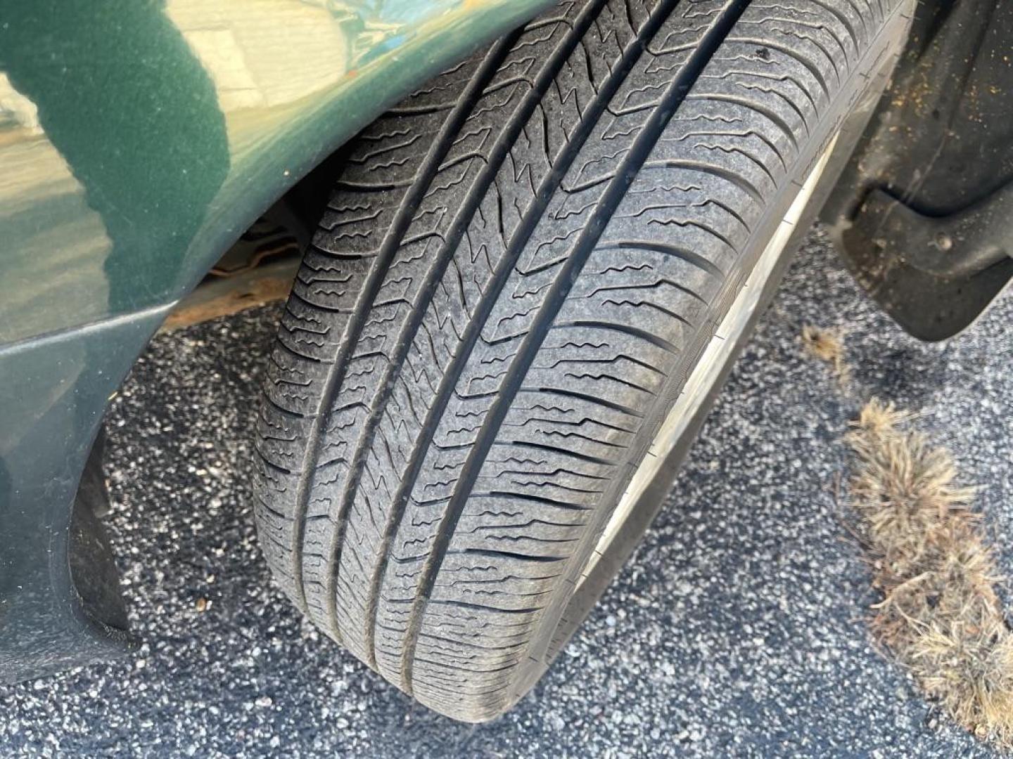 2001 GREEN TOYOTA CAMRY SOLARA SE (2T1CF28P61C) with an 3.0L engine, Automatic transmission, located at 1708 Broadway, Rockford, IL, 61104, (815) 397-5010, 42.252522, -89.069359 - Photo#9