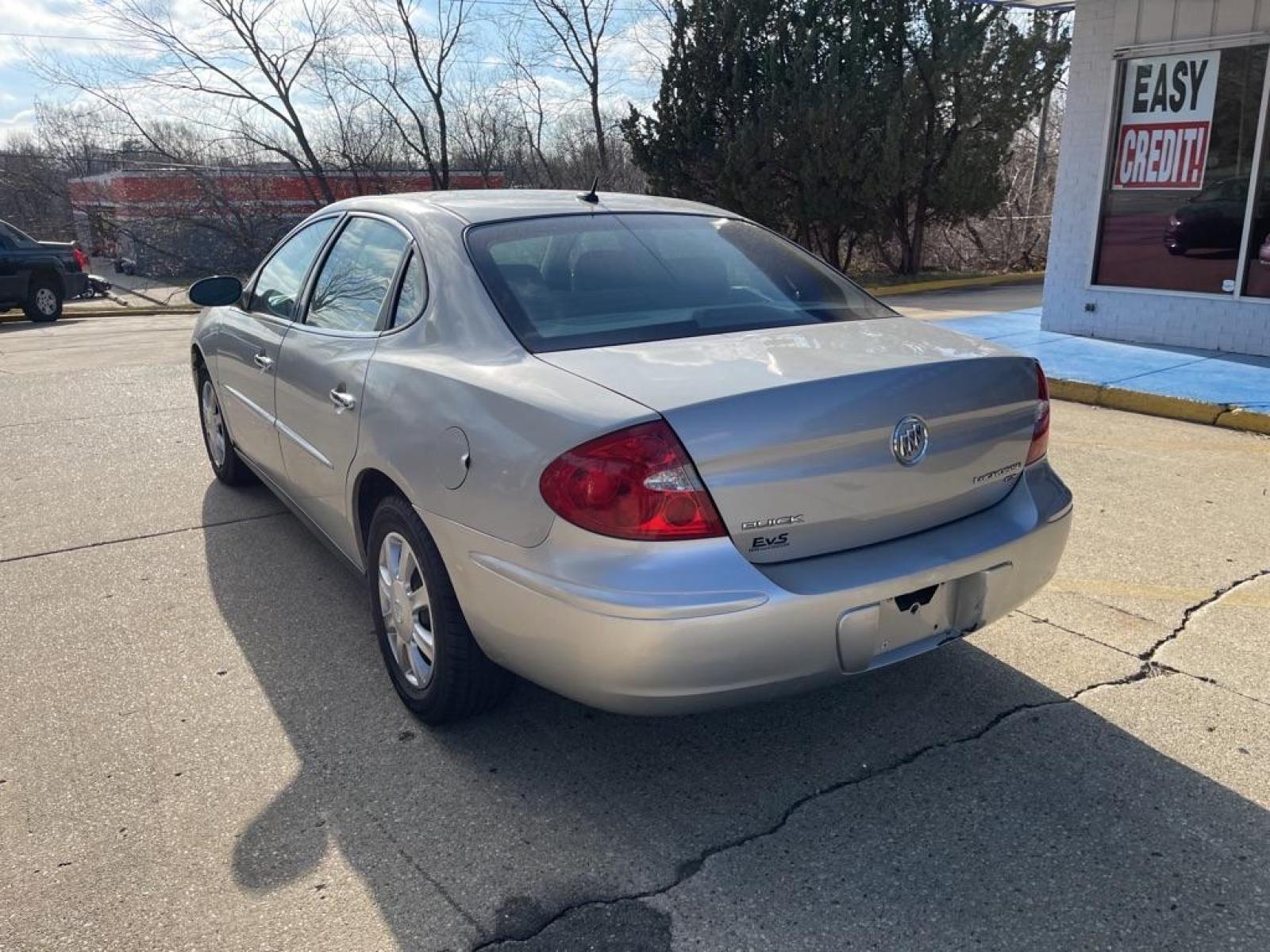 2007 SILVER BUICK LACROSSE CX (2G4WC582671) with an 3.8L engine, Automatic transmission, located at 1708 Broadway, Rockford, IL, 61104, (815) 397-5010, 42.252522, -89.069359 - Photo #3