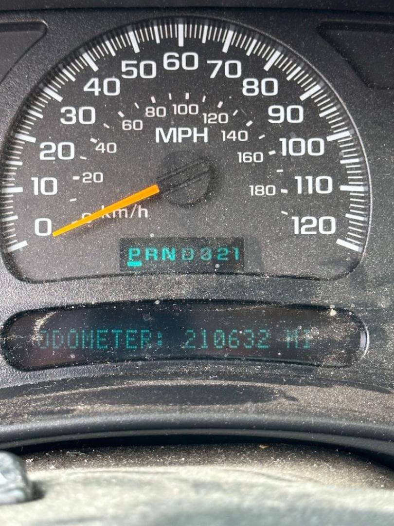 2005 WHITE GMC YUKON (1GKEK13T05J) with an 5.3L engine, Automatic transmission, located at 1708 Broadway, Rockford, IL, 61104, (815) 397-5010, 42.252522, -89.069359 - Photo#10