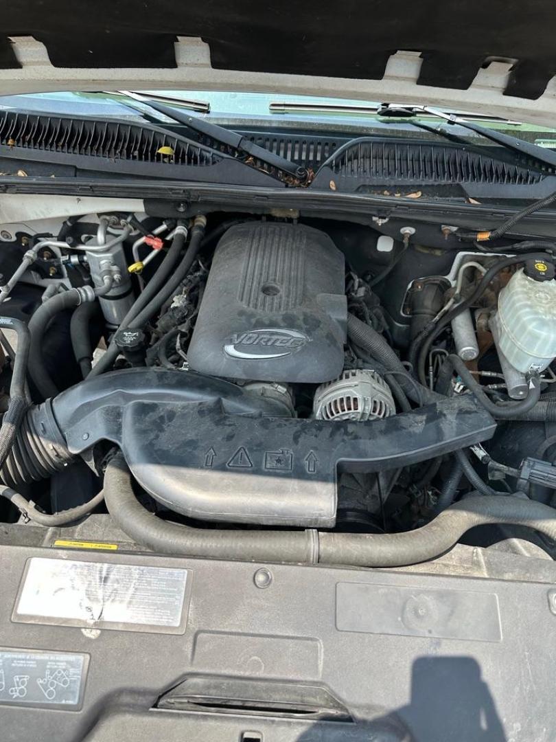 2005 WHITE GMC YUKON (1GKEK13T05J) with an 5.3L engine, Automatic transmission, located at 1708 Broadway, Rockford, IL, 61104, (815) 397-5010, 42.252522, -89.069359 - Photo#11
