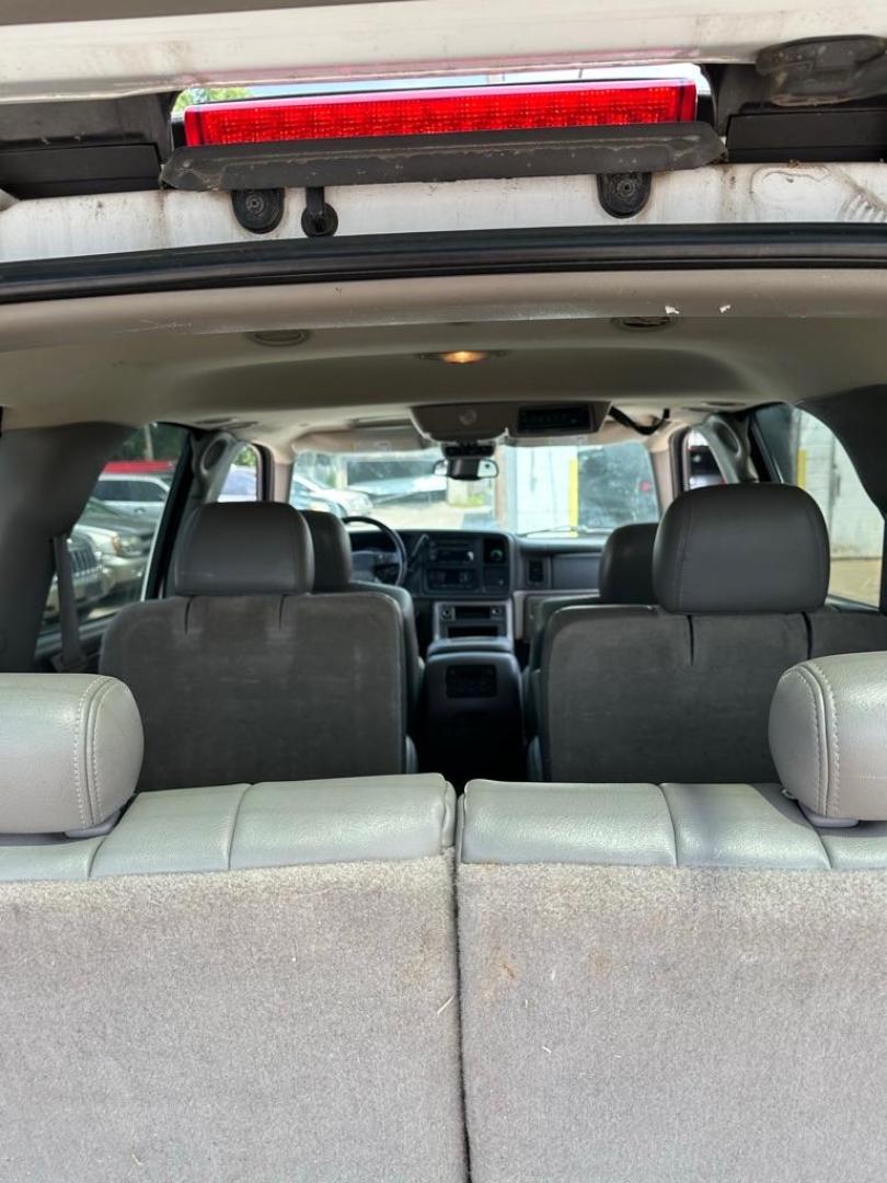 2005 WHITE GMC YUKON (1GKEK13T05J) with an 5.3L engine, Automatic transmission, located at 1708 Broadway, Rockford, IL, 61104, (815) 397-5010, 42.252522, -89.069359 - Photo#2