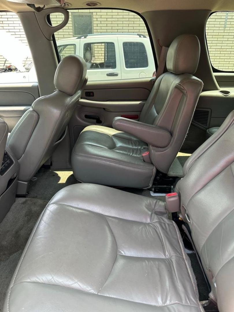 2005 WHITE GMC YUKON (1GKEK13T05J) with an 5.3L engine, Automatic transmission, located at 1708 Broadway, Rockford, IL, 61104, (815) 397-5010, 42.252522, -89.069359 - Photo#3