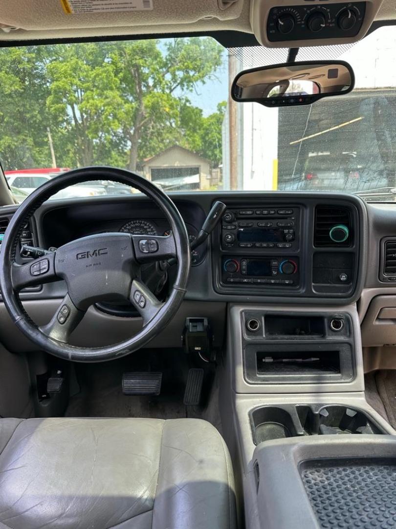 2005 WHITE GMC YUKON (1GKEK13T05J) with an 5.3L engine, Automatic transmission, located at 1708 Broadway, Rockford, IL, 61104, (815) 397-5010, 42.252522, -89.069359 - Photo#5