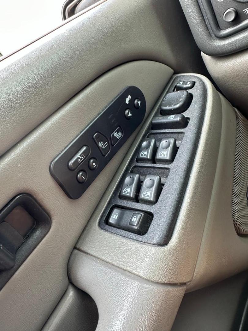 2005 WHITE GMC YUKON (1GKEK13T05J) with an 5.3L engine, Automatic transmission, located at 1708 Broadway, Rockford, IL, 61104, (815) 397-5010, 42.252522, -89.069359 - Photo#6