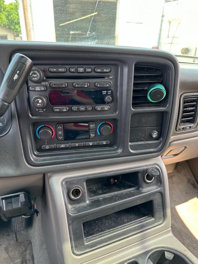 2005 WHITE GMC YUKON (1GKEK13T05J) with an 5.3L engine, Automatic transmission, located at 1708 Broadway, Rockford, IL, 61104, (815) 397-5010, 42.252522, -89.069359 - Photo#7