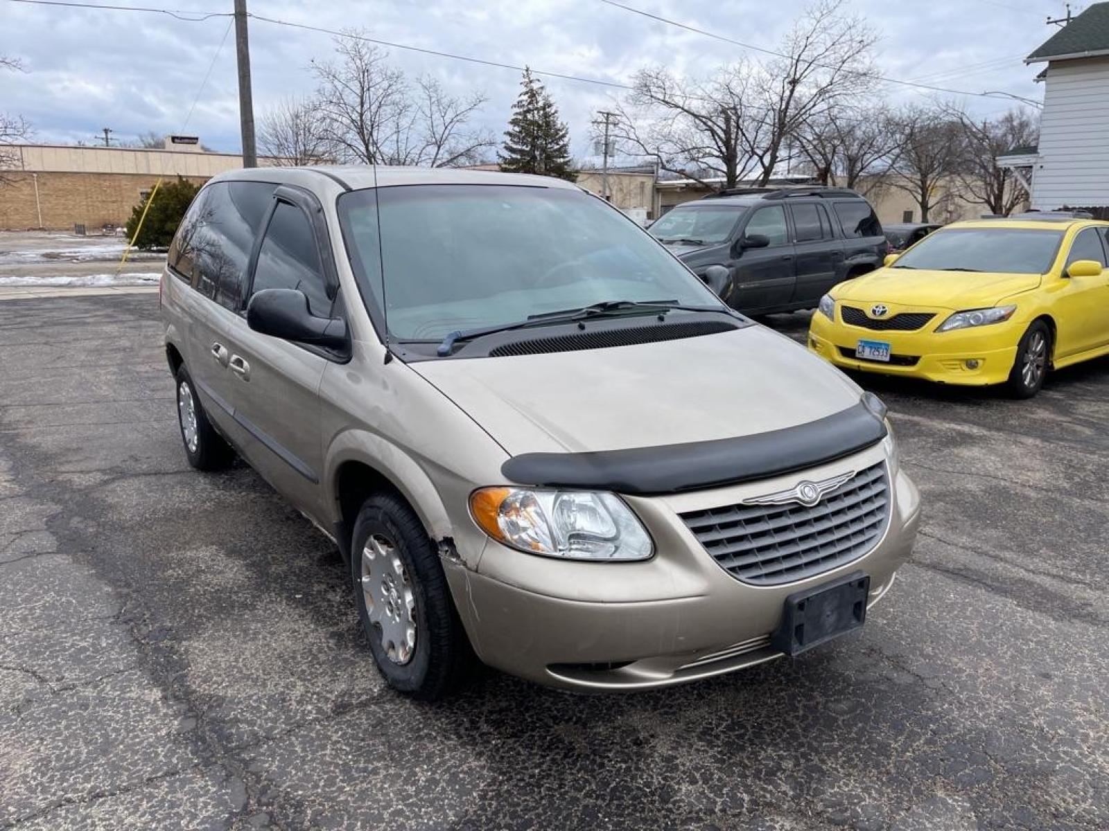 2002 GOLD CHRYSLER VOYAGER LX (1C4GJ45372B) with an 3.3L engine, Automatic transmission, located at 1708 Broadway, Rockford, IL, 61104, (815) 397-5010, 42.252522, -89.069359 - Photo #1