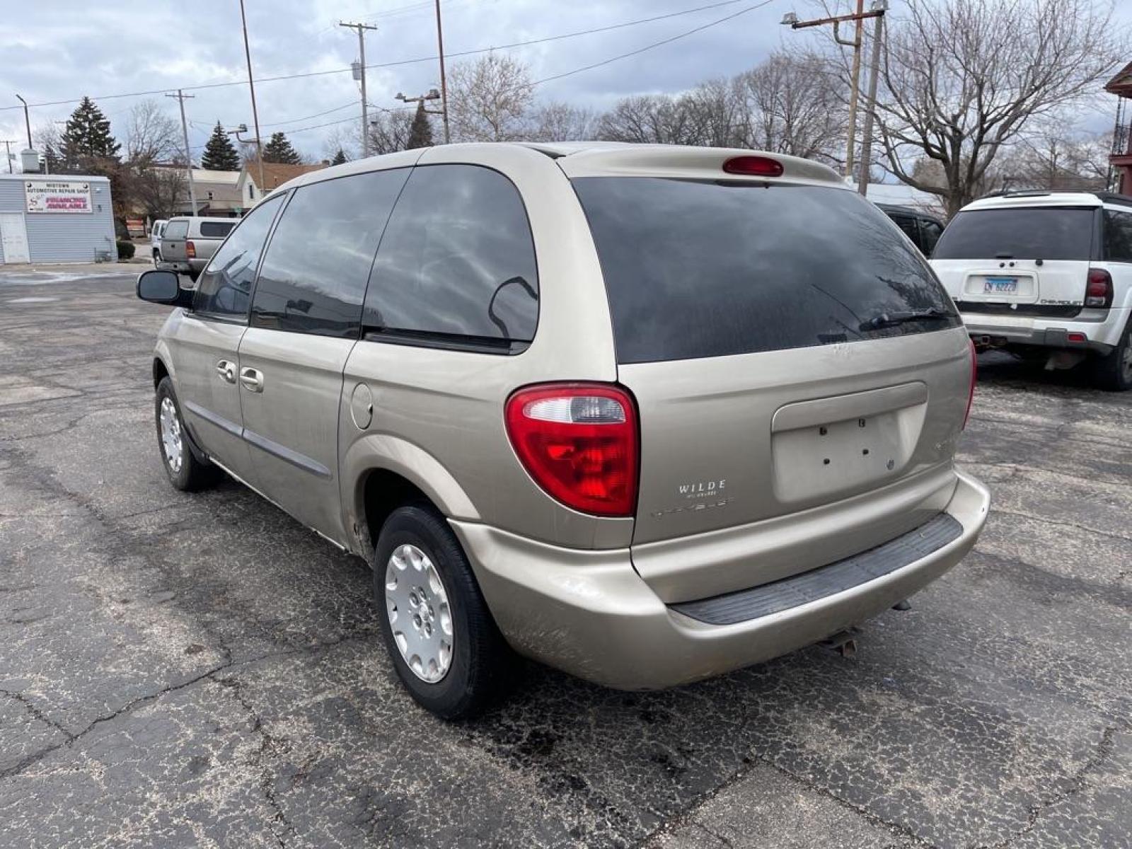 2002 GOLD CHRYSLER VOYAGER LX (1C4GJ45372B) with an 3.3L engine, Automatic transmission, located at 1708 Broadway, Rockford, IL, 61104, (815) 397-5010, 42.252522, -89.069359 - Photo #3