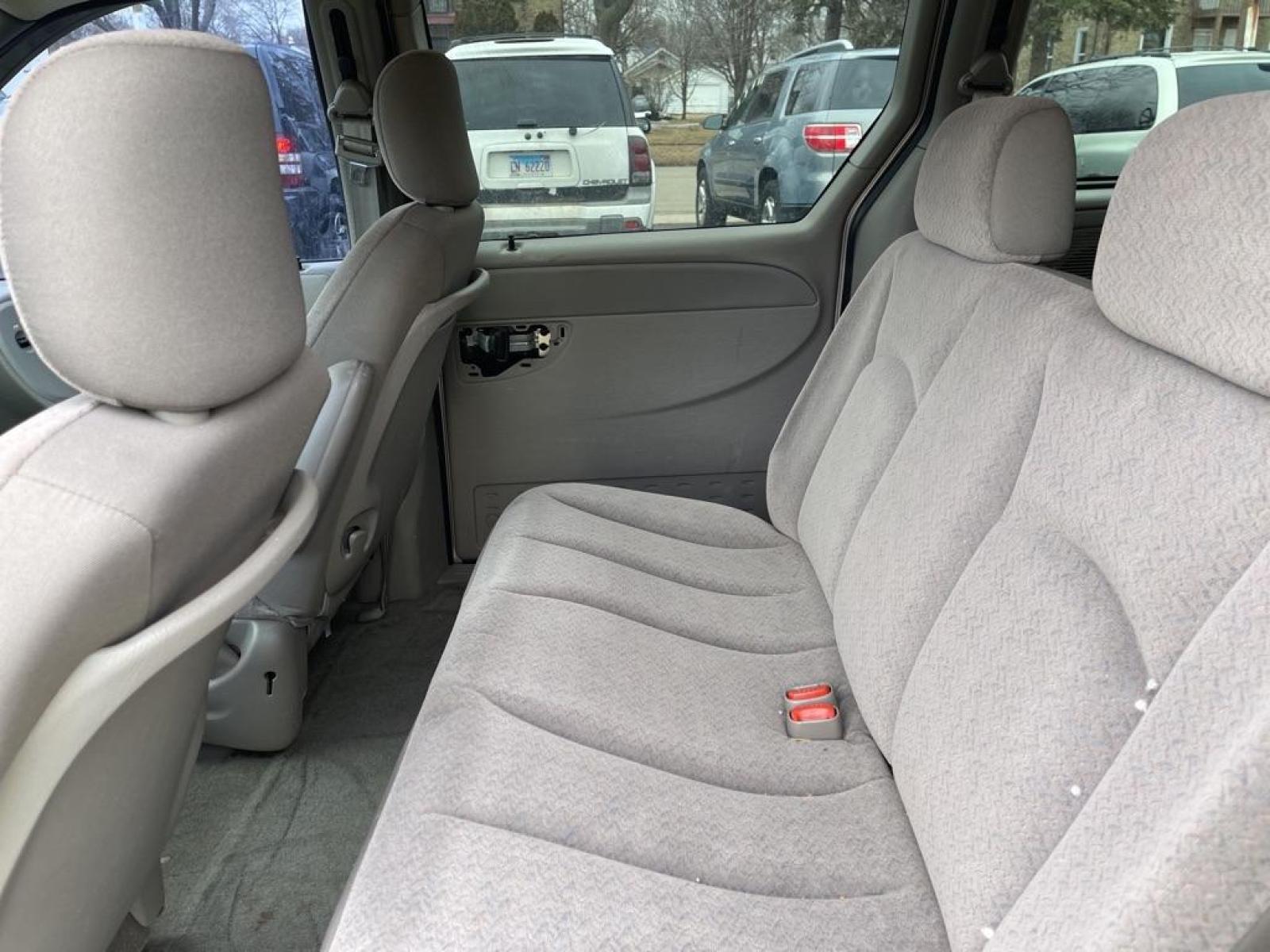 2002 GOLD CHRYSLER VOYAGER LX (1C4GJ45372B) with an 3.3L engine, Automatic transmission, located at 1708 Broadway, Rockford, IL, 61104, (815) 397-5010, 42.252522, -89.069359 - Photo #5