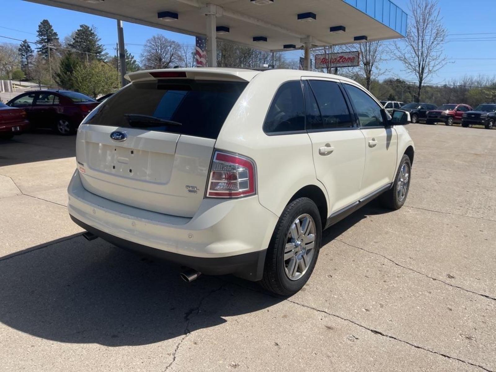 2007 WHITE FORD EDGE SEL (2FMDK48C37B) with an 3.5L engine, Automatic transmission, located at 151 Alpine Road, Rockford, IL, 61108, (815) 398-5010, 42.212986, -89.029320 - Photo #2