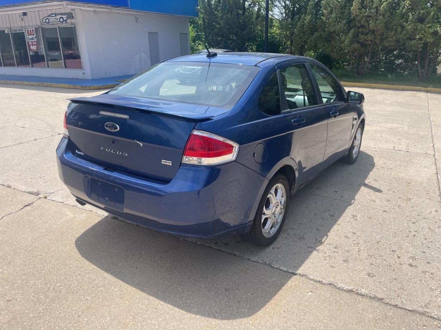 2008 BLUE FORD FOCUS SE (1FAHP35NX8W) with an 2.0L engine, Automatic transmission, located at 1708 Broadway, Rockford, IL, 61104, (815) 397-5010, 42.252522, -89.069359 - Photo#2