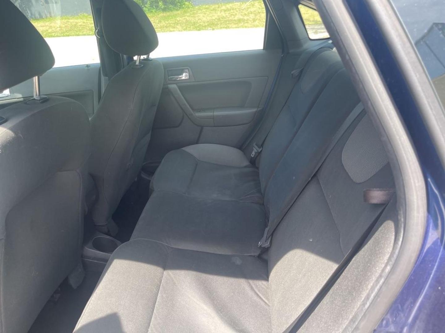 2008 BLUE FORD FOCUS SE (1FAHP35NX8W) with an 2.0L engine, Automatic transmission, located at 1708 Broadway, Rockford, IL, 61104, (815) 397-5010, 42.252522, -89.069359 - Photo#4
