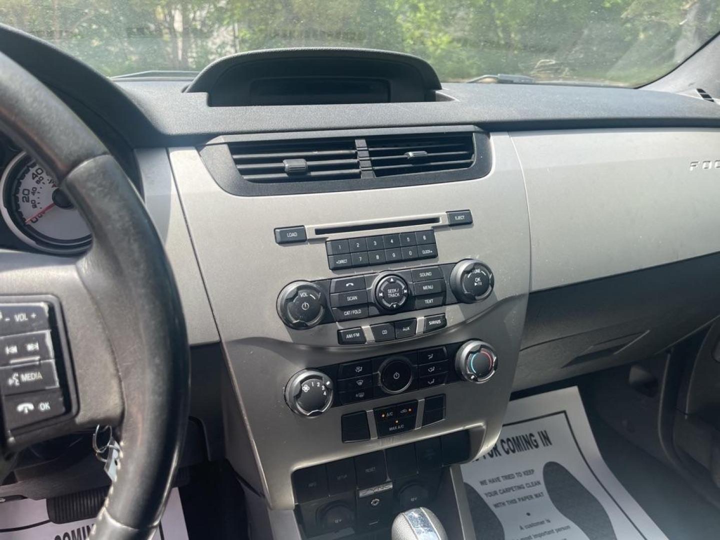 2008 BLUE FORD FOCUS SE (1FAHP35NX8W) with an 2.0L engine, Automatic transmission, located at 1708 Broadway, Rockford, IL, 61104, (815) 397-5010, 42.252522, -89.069359 - Photo#6