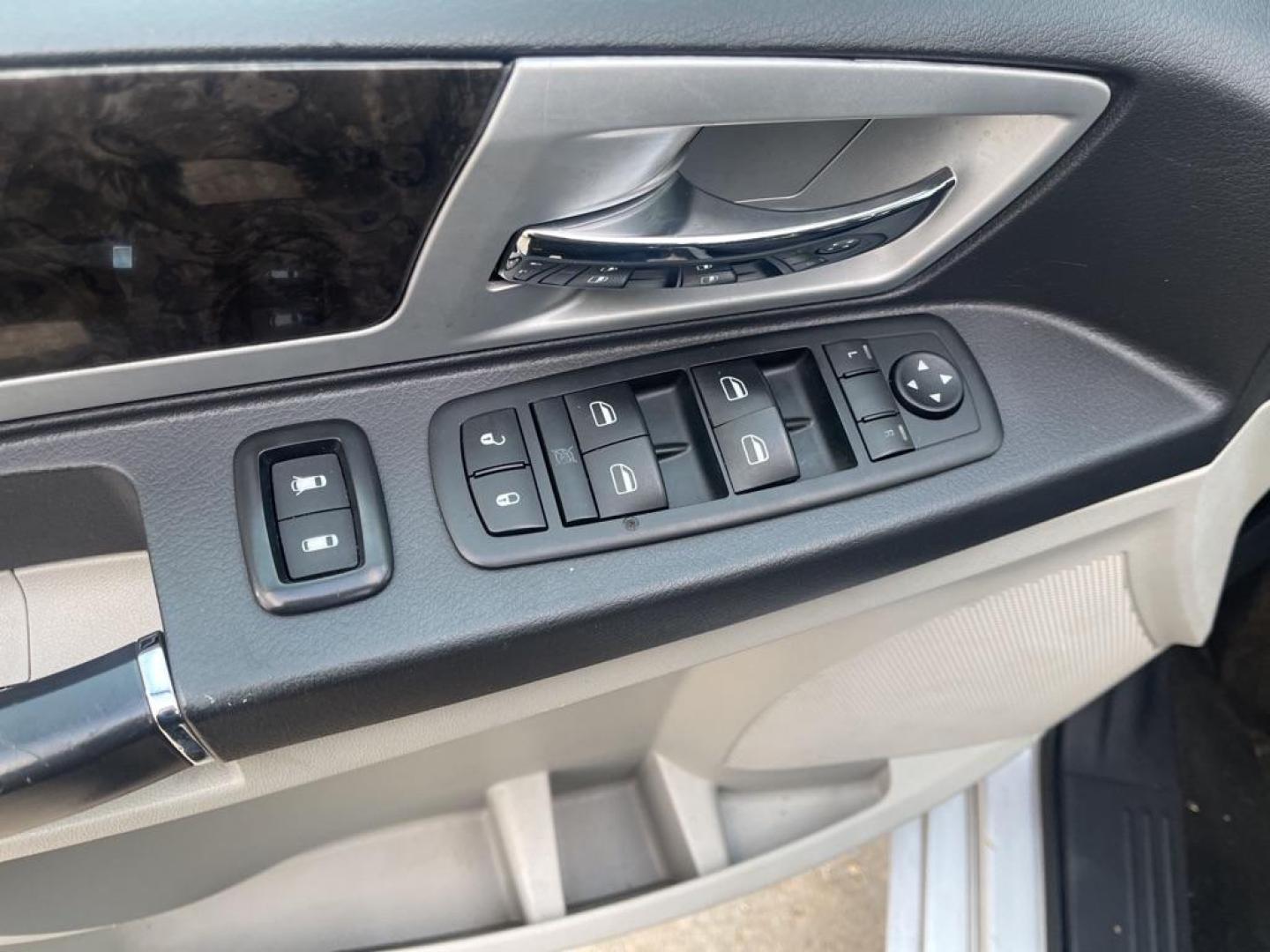 2010 SILVER DODGE GRAND CARAVAN SXT (2D4RN5D11AR) with an 3.8L engine, Automatic transmission, located at 1708 Broadway, Rockford, IL, 61104, (815) 397-5010, 42.252522, -89.069359 - Photo#9