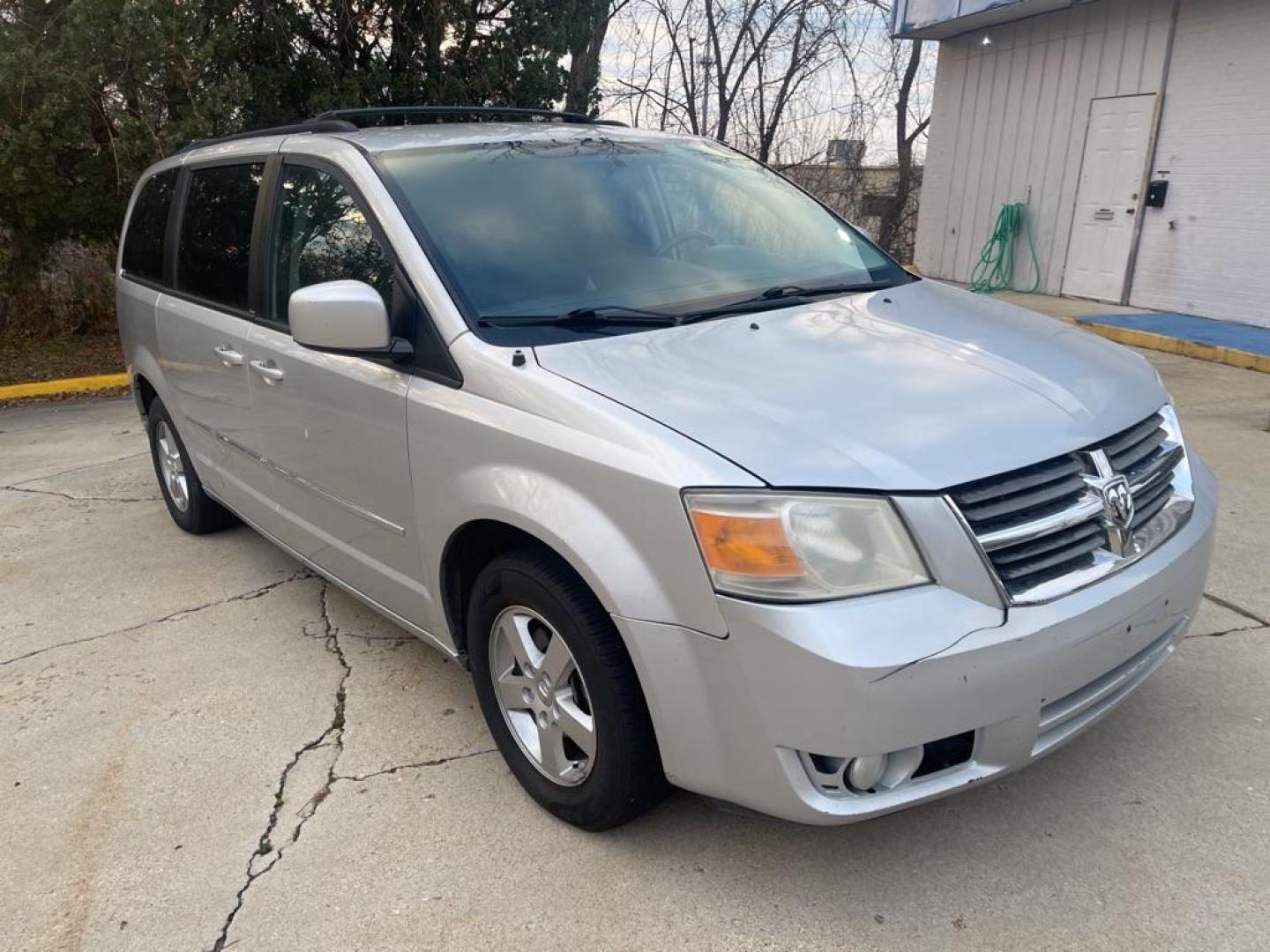 2010 SILVER DODGE GRAND CARAVAN SXT (2D4RN5D11AR) with an 3.8L engine, Automatic transmission, located at 1708 Broadway, Rockford, IL, 61104, (815) 397-5010, 42.252522, -89.069359 - Photo#1