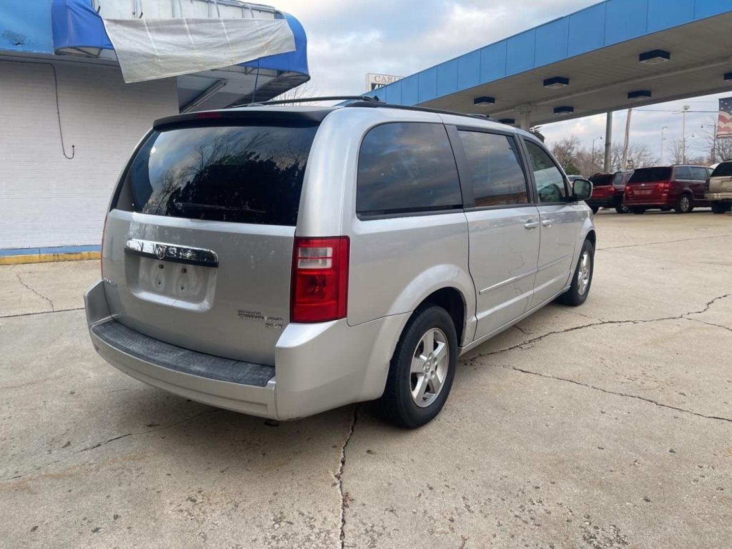 2010 SILVER DODGE GRAND CARAVAN SXT (2D4RN5D11AR) with an 3.8L engine, Automatic transmission, located at 1708 Broadway, Rockford, IL, 61104, (815) 397-5010, 42.252522, -89.069359 - Photo#2