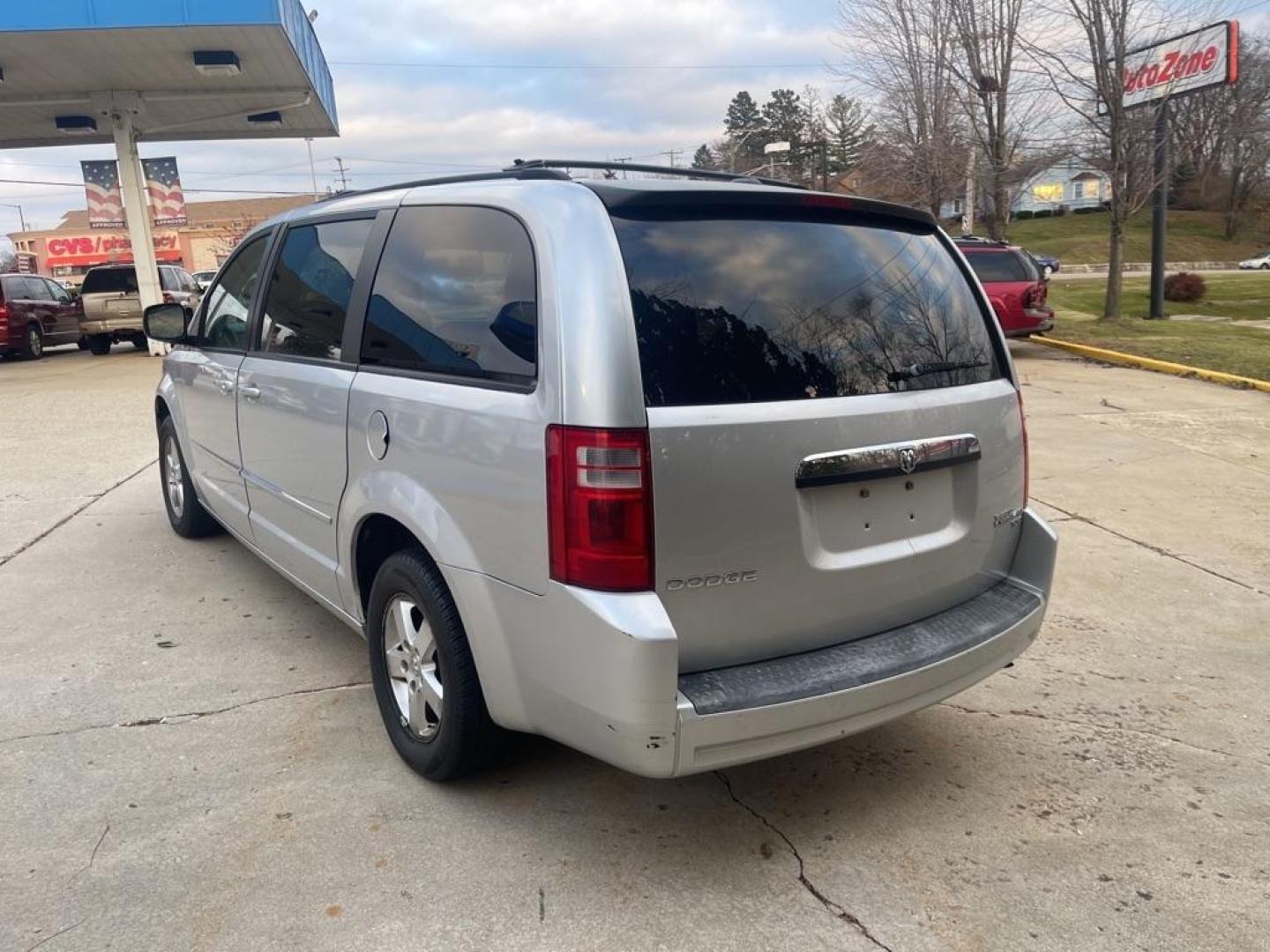 2010 SILVER DODGE GRAND CARAVAN SXT (2D4RN5D11AR) with an 3.8L engine, Automatic transmission, located at 1708 Broadway, Rockford, IL, 61104, (815) 397-5010, 42.252522, -89.069359 - Photo#3