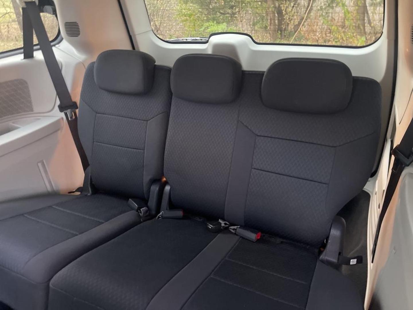 2010 SILVER DODGE GRAND CARAVAN SXT (2D4RN5D11AR) with an 3.8L engine, Automatic transmission, located at 1708 Broadway, Rockford, IL, 61104, (815) 397-5010, 42.252522, -89.069359 - Photo#4