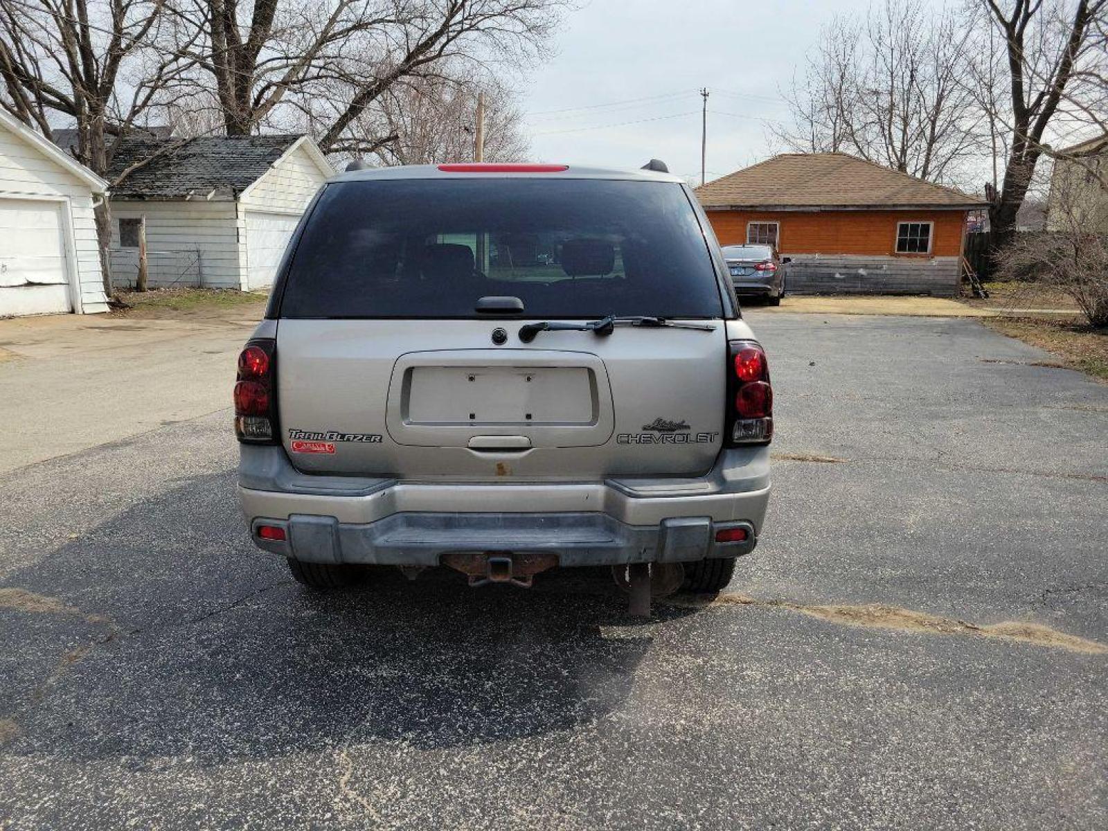 2003 GRAY CHEVROLET TRAILBLAZER (1GNDT13S432) with an 4.2L engine, Automatic transmission, located at 1708 Broadway, Rockford, IL, 61104, (815) 397-5010, 42.252522, -89.069359 - Photo #2