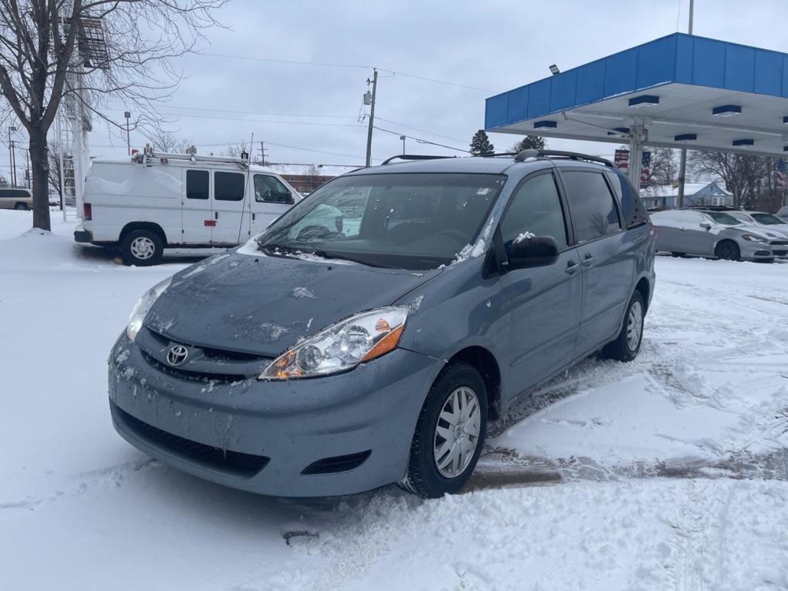 2007 BLUE TOYOTA SIENNA CE (5TDZK23C37S) with an 3.5L engine, Automatic transmission, located at 1708 Broadway, Rockford, IL, 61104, (815) 397-5010, 42.252522, -89.069359 - Photo #0